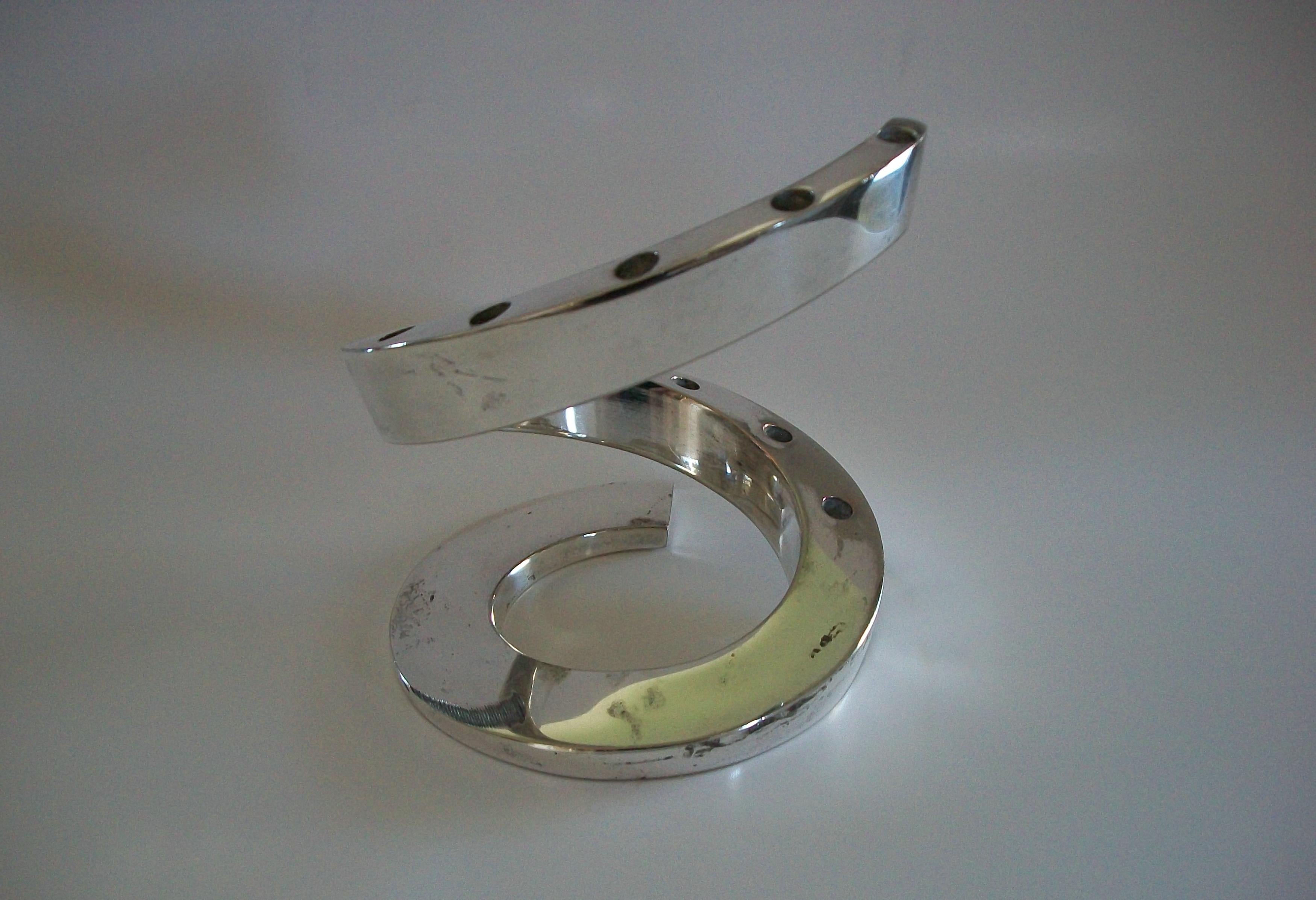DANSK - Bertil Vallien - Skulpturaler Kerzenständer - Dänemark - CIRCA 1960er Jahre (Metall) im Angebot