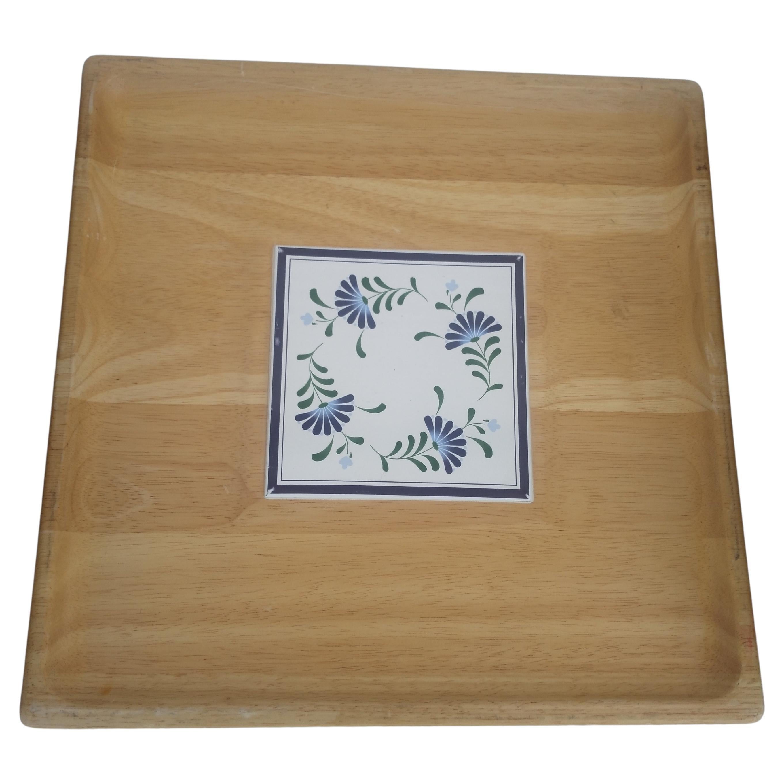Se trata de una bonita tabla de cortar Dansk con un azulejo floral incrustado.