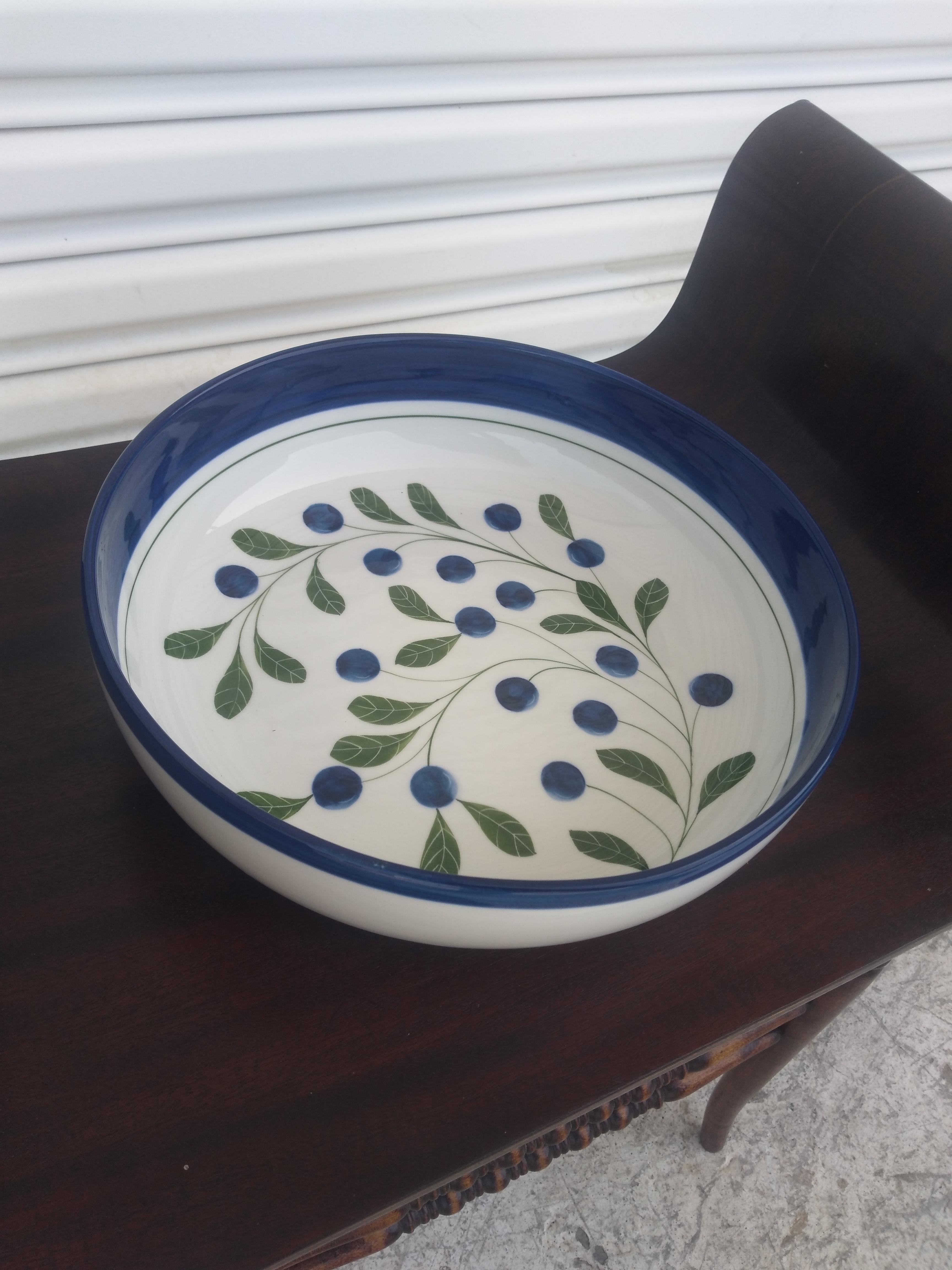 Cuenco de cerámica para pasta con arándanos Dansk Pintado a mano en venta