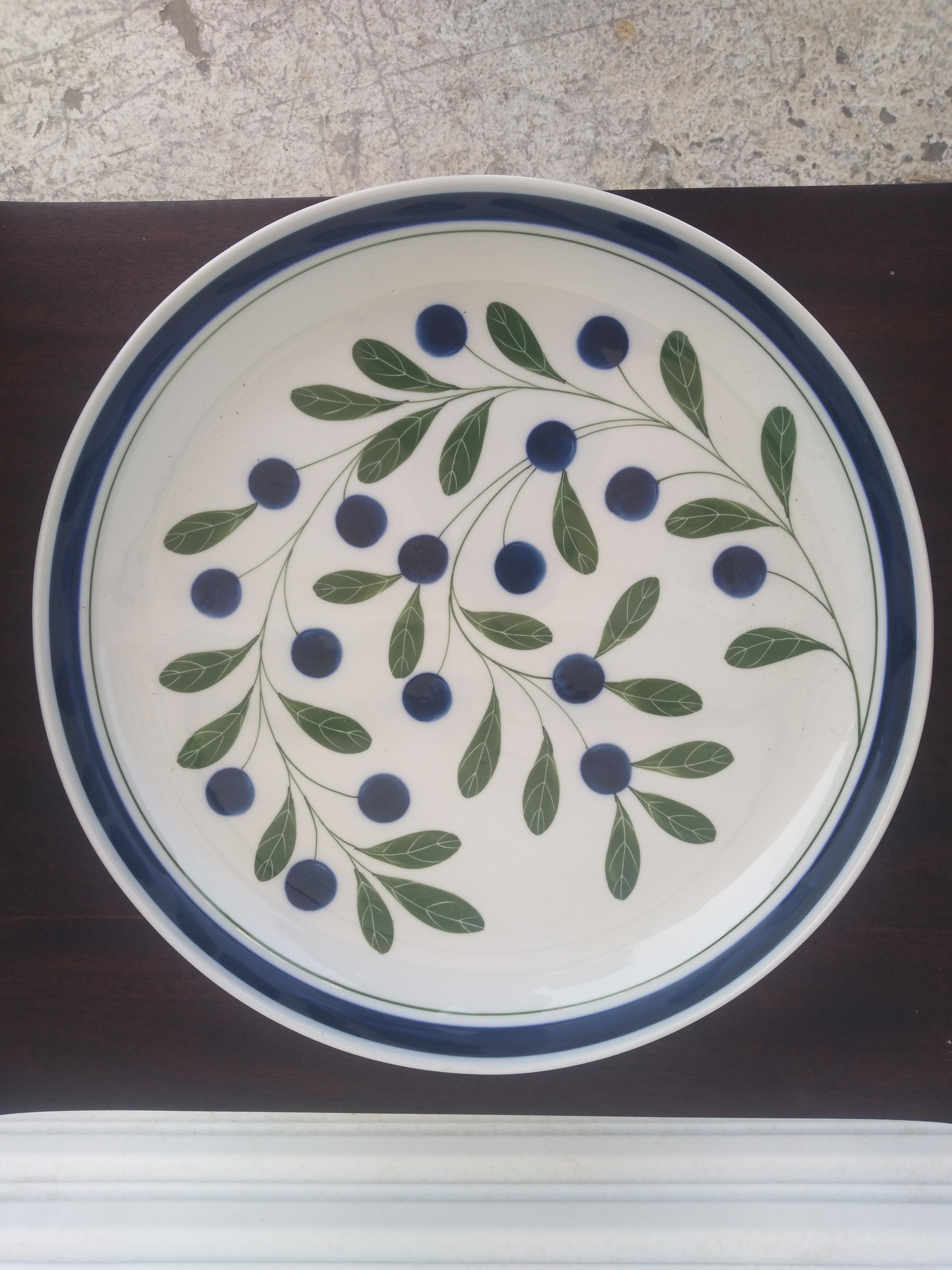 Europeo Piatto da portata Dansk in ceramica con mirtilli in vendita