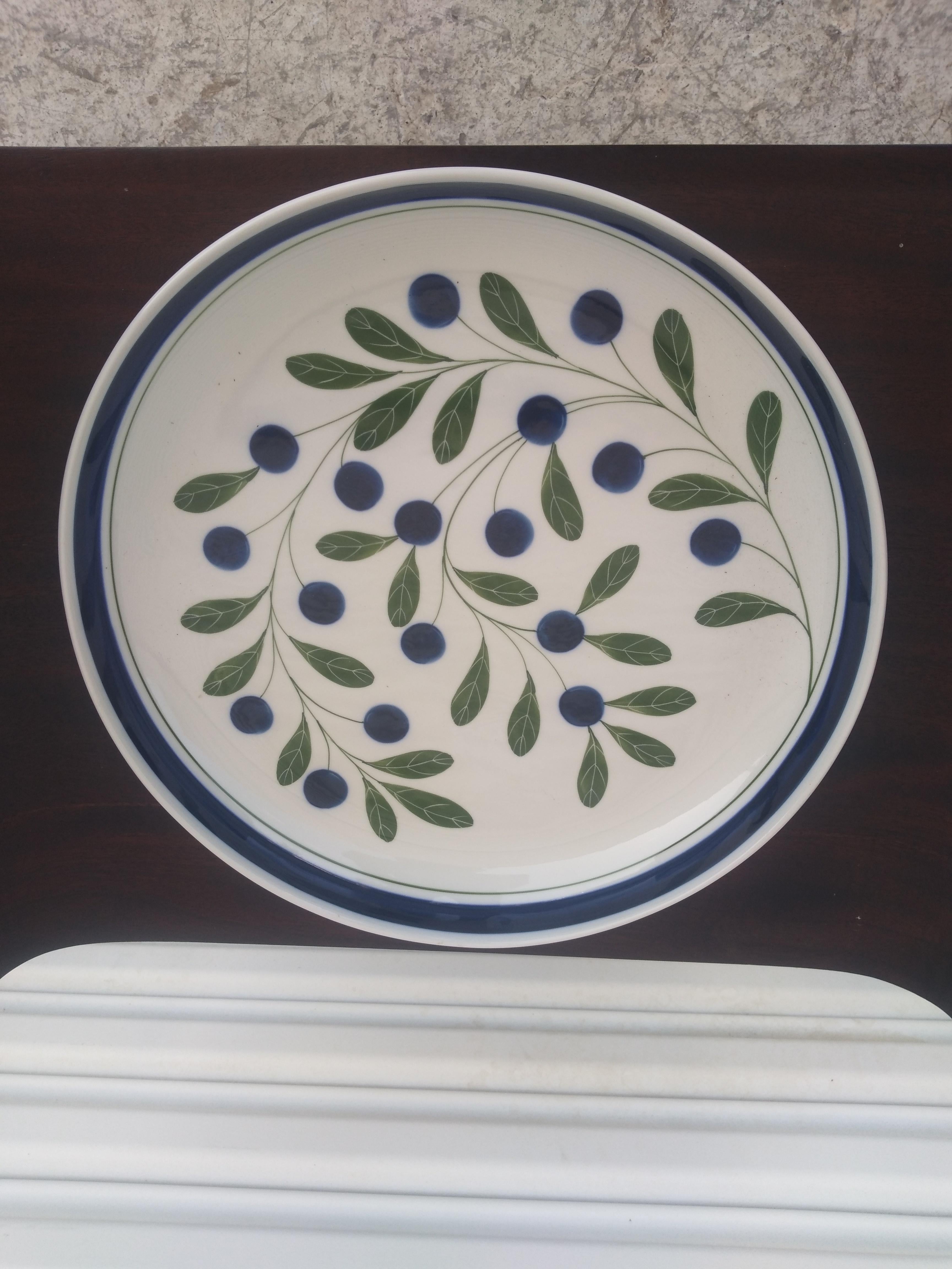 Dipinto a mano Piatto da portata Dansk in ceramica con mirtilli in vendita