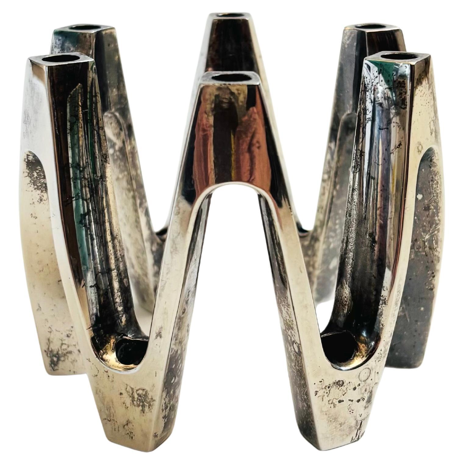 Un minuscule bougeoir en métal argenté du milieu du siècle. Superbe design atomique 