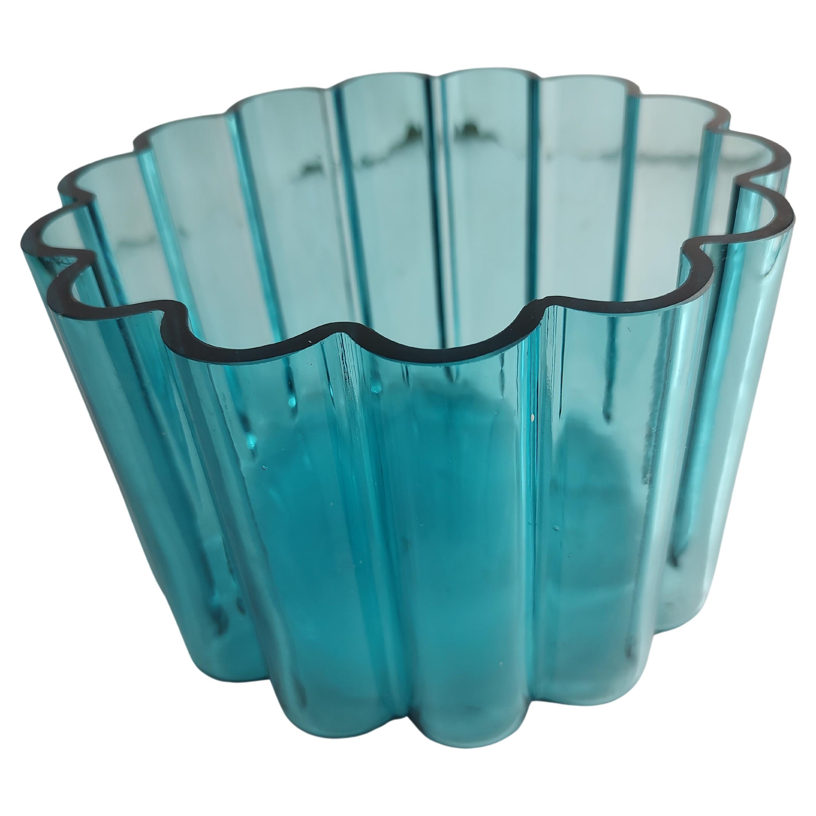 Dansk Design Vasenschale aus blauem Kunstglas mit Wellenschliff von Jens Quistgaard (Skandinavische Moderne) im Angebot