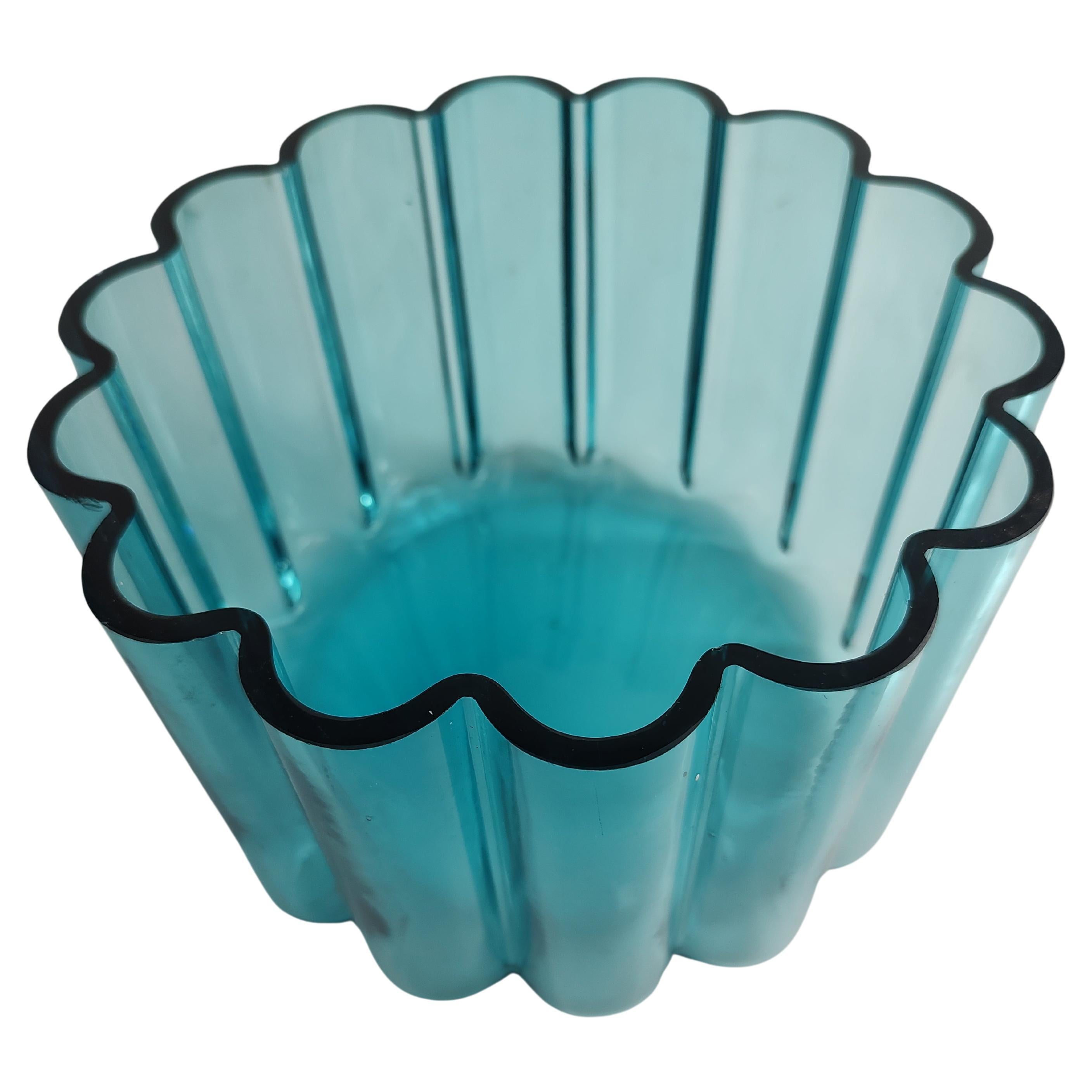 Dansk Design Vasenschale aus blauem Kunstglas mit Wellenschliff von Jens Quistgaard im Angebot