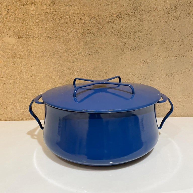 https://a.1stdibscdn.com/dansk-designs-blue-enamelware-casserole-pot-with-trivet-top-ihq-france-for-sale-picture-5/f_9715/f_253159221631652801853/DanskBluePot09_21_4_master.jpg?width=768