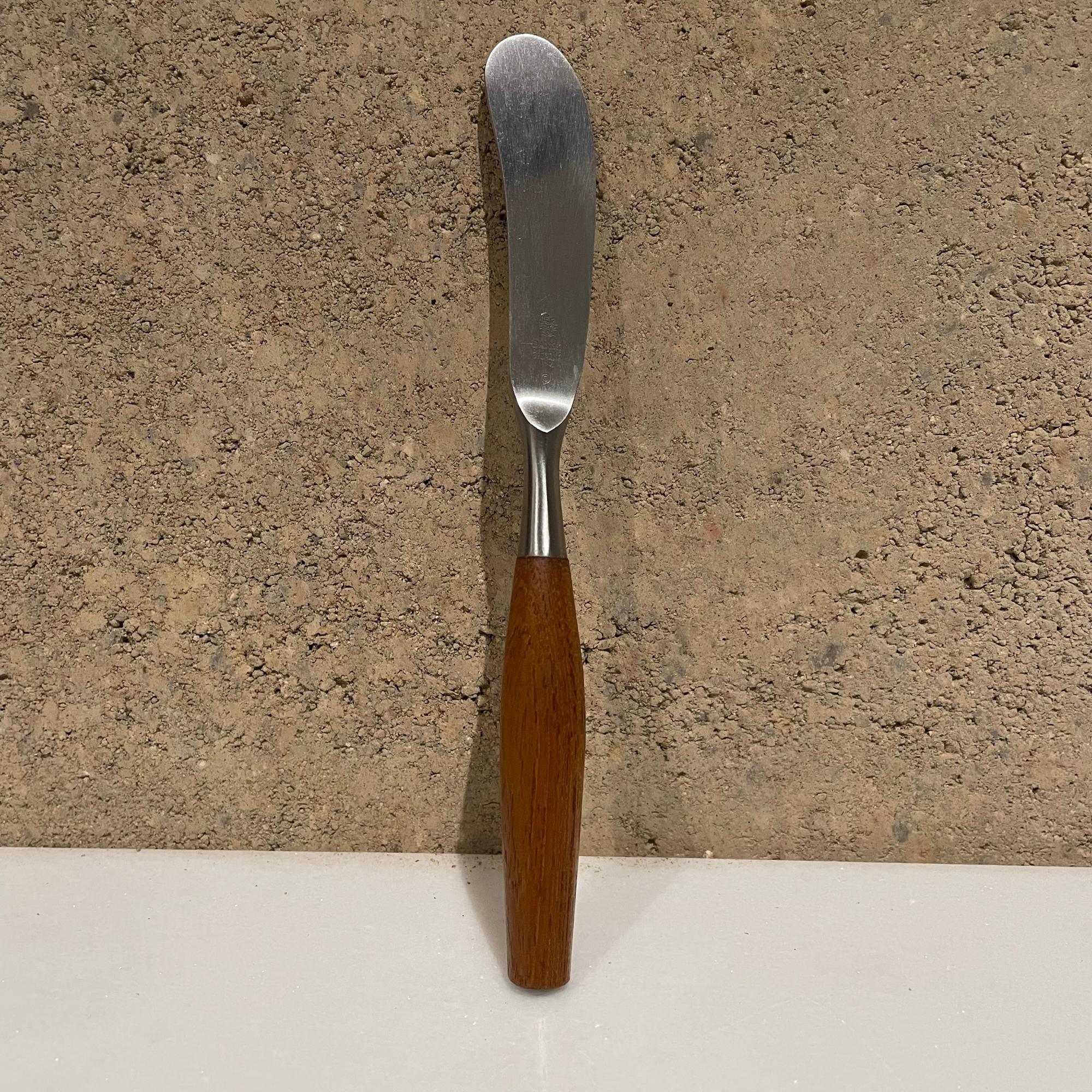Ein Buttermesser
Dansk IHQ Fjord Designs aus Deutschland von Jens Quistgaard entworfen in 1954
Hersteller gestempelt. 
Originaler:: unrestaurierter:: gebrauchter Vintage-Zustand. Bitte sehen Sie sich unsere Bilder an. 
Entworfen aus Teakholz und