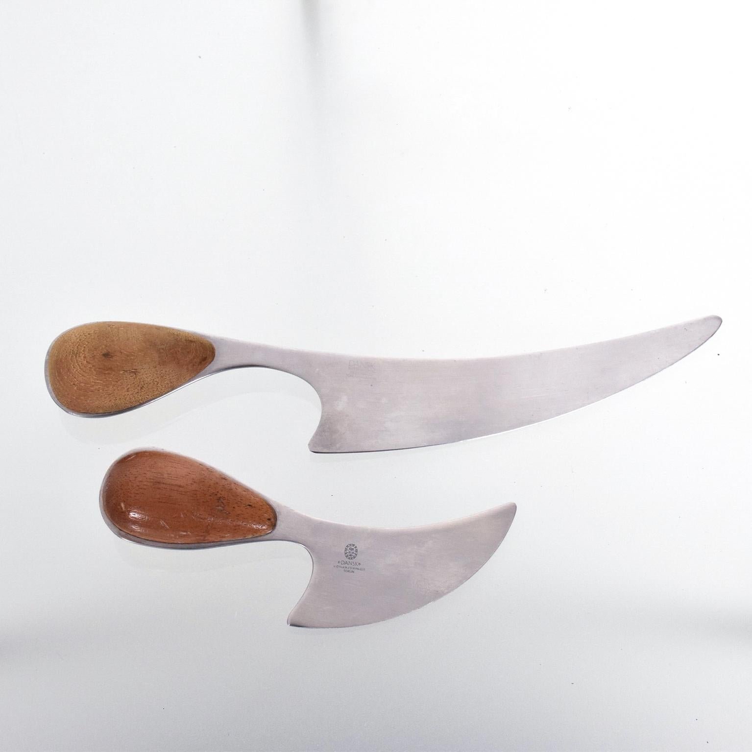 Just for you: Mid-Century Modern Denmark large cheese server knife by Dansk designs in stainless steel and teak, circa 1960s.
Sculpted Cheese Knife designed by master jeweler and silversmith Vivianna Torun for Dansk.
Measures: Height 9.5 in.