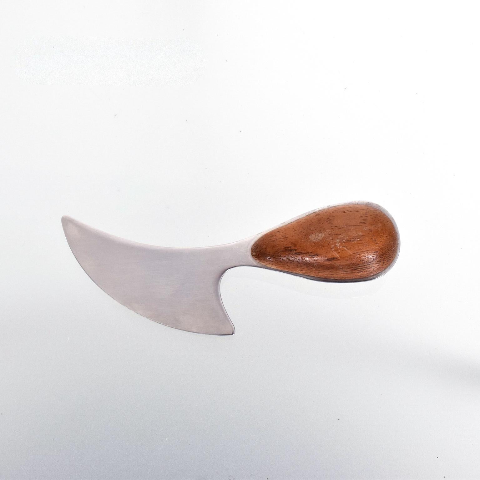 Just for you: Mid-Century Modern Denmark petite cheese server knife by Dansk in stainless steel and teak, circa 1960s.
Sculpted cheese knife designed by master Jeweler and silversmith Vivianna Torun for Dansk.
Measures: Height 5.5 in. (13.97