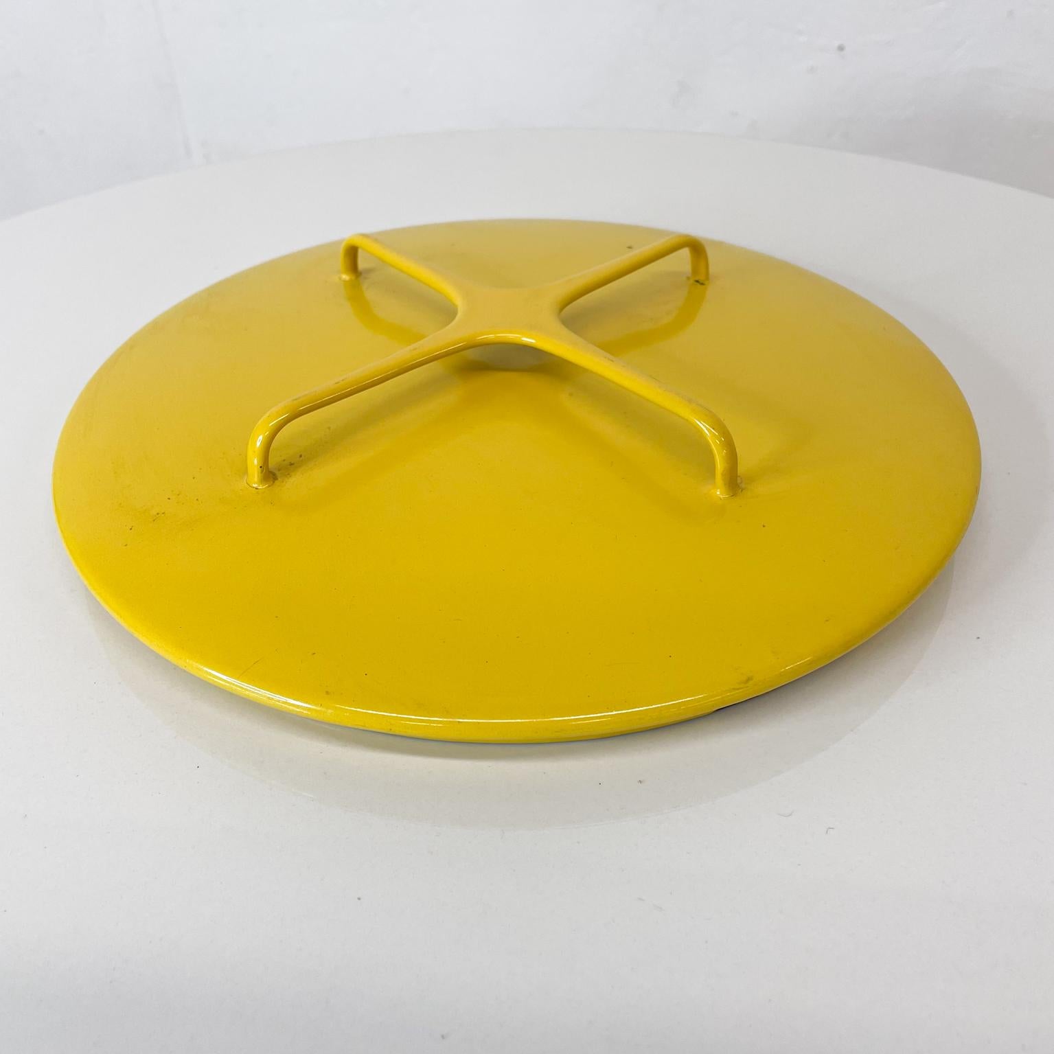Dansk designs IHQ Kobenstyle Sunburst Yellow Dutch Oven Lid that doubles as a Trivet
Measures: 9.63 inches diameter interior x 1.88 height x 10.25 diameter outside
Unrestored original vintage condition and presentation.
Please review images.