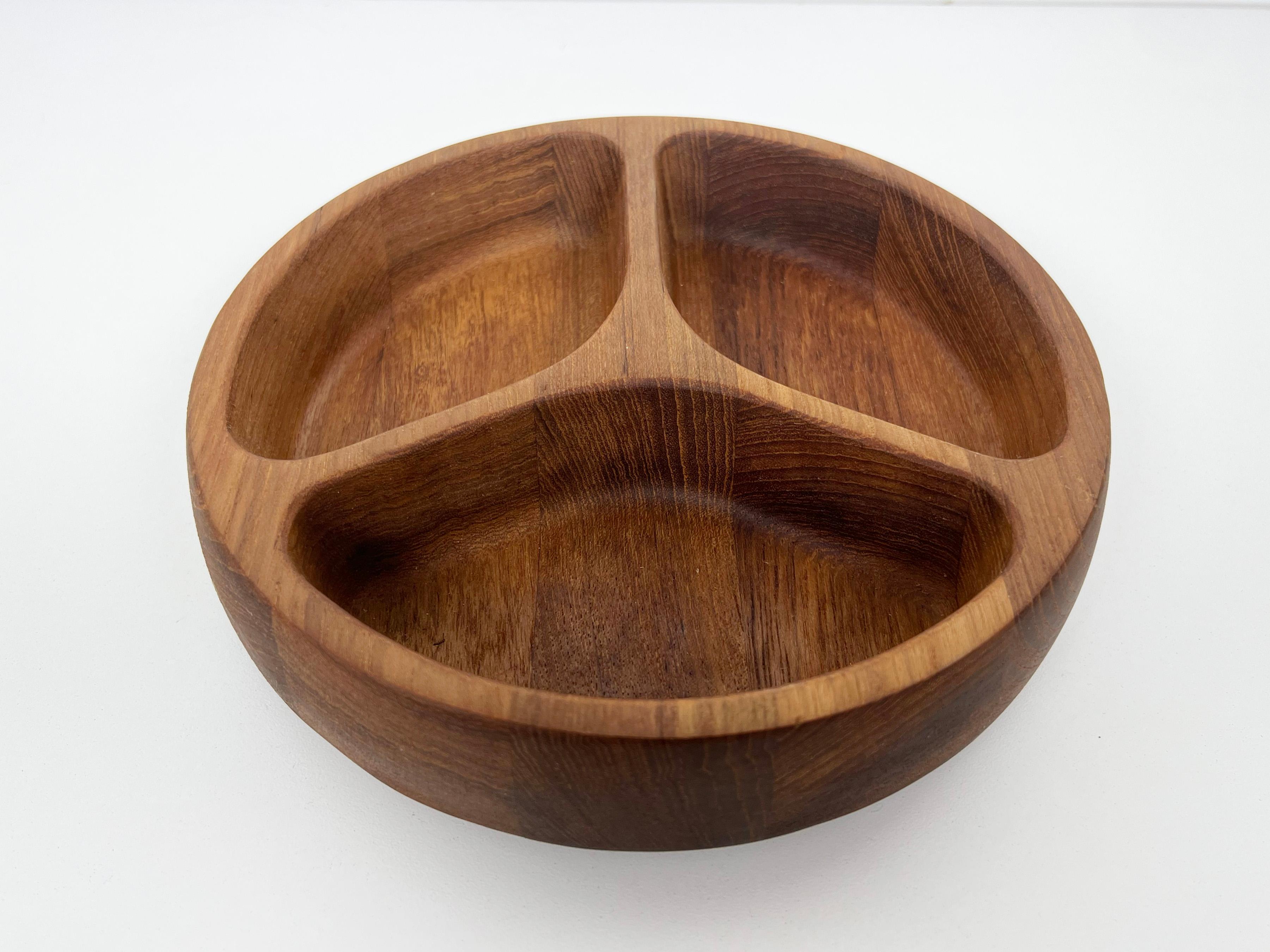 Ciotola vintage divisa in teak di Dansk.

Designer: Jens Quistgaard

Produttore: Dansk

Dimensioni: 2