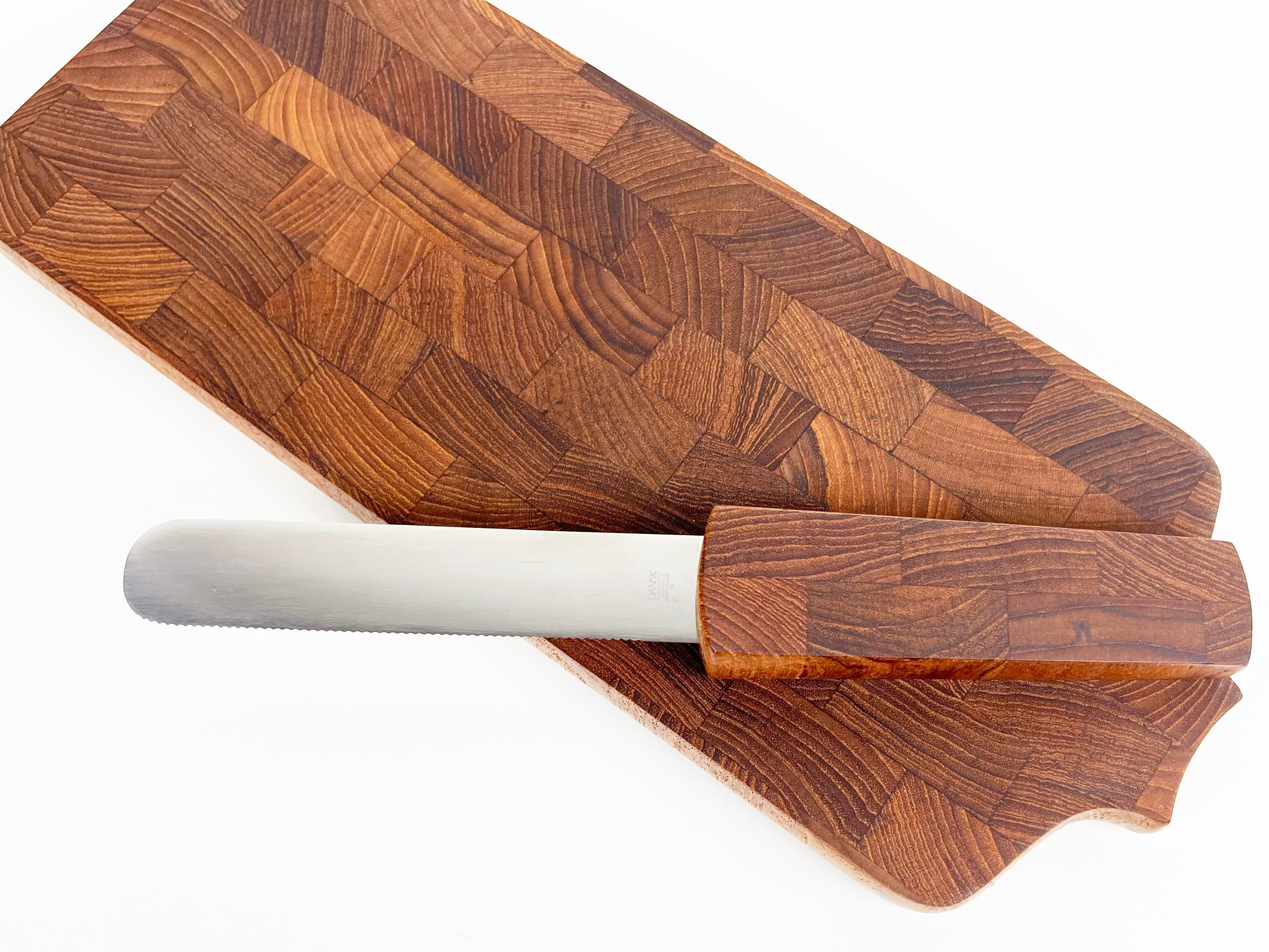 Dansk End Grain Teak Paddle Shaped Serving Board with Built in Knife In Excellent Condition For Sale In Fort Lauderdale, FL