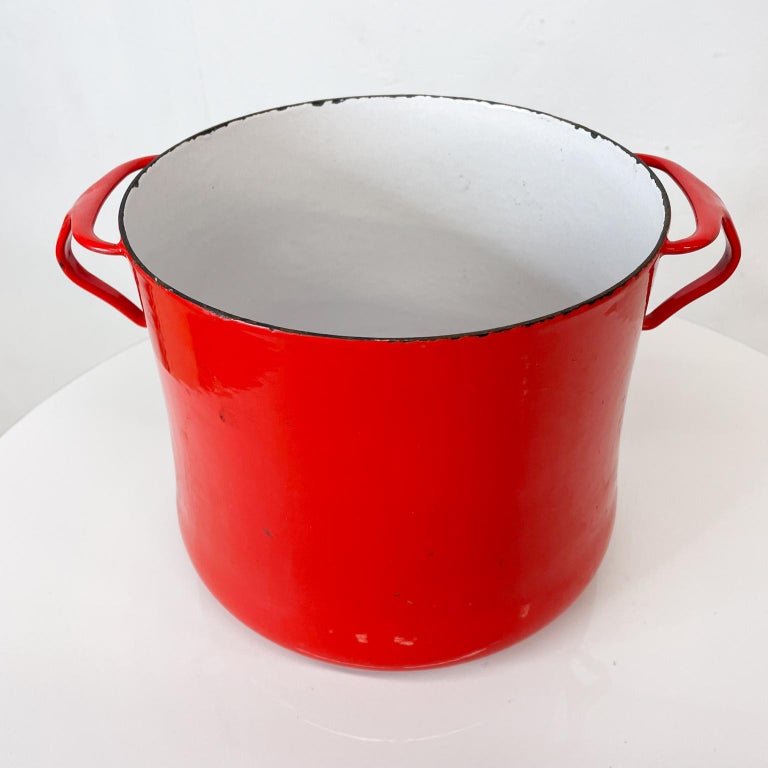 https://a.1stdibscdn.com/dansk-international-designs-red-enamel-dutch-oven-casserole-pot-ihq-france-for-sale-picture-4/f_9715/f_251551421630595756626/DanskREdPot07_13_08_21_3_master.jpg?width=768