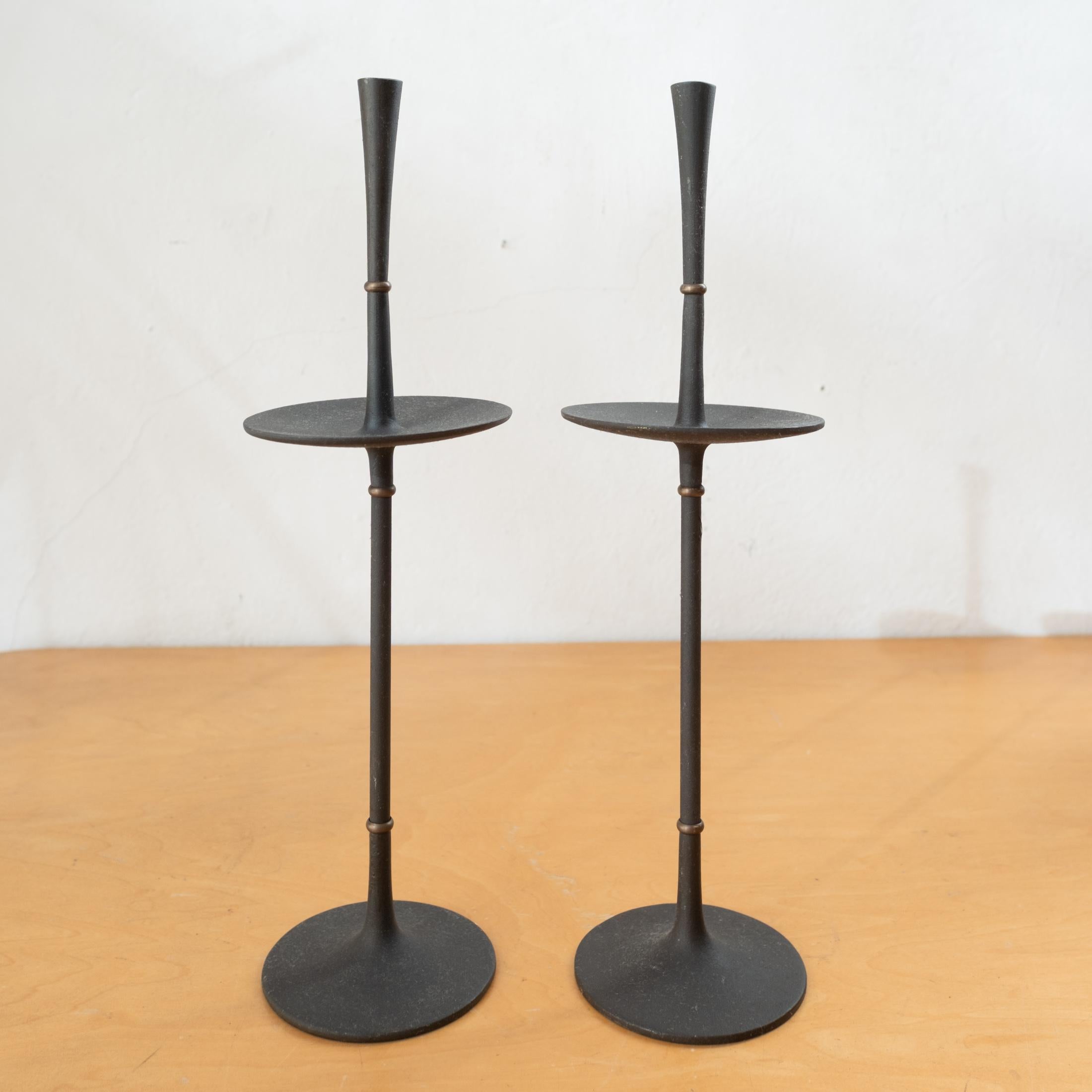 Una coppia di portacandele Dansk in ferro e ottone di Jens Quistgaard, difficile da trovare. Questo design fa parte della prima serie di ferro 
 portacandele disegnati da Quistgaard. Secondo la monografia su Quistgaard, sono stati prodotti solo per