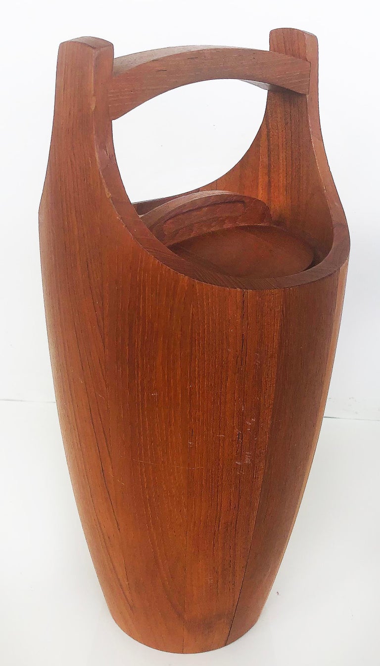 Dansk Jens Quistgaard large Mid-Century Modern teak ice bucket

Offered is a Classic Dansk Jens Quistgaard large Mid-Century Modern teak ice bucket with original top and plastic liner. This ice bucket is in excellent vintage condition and has the