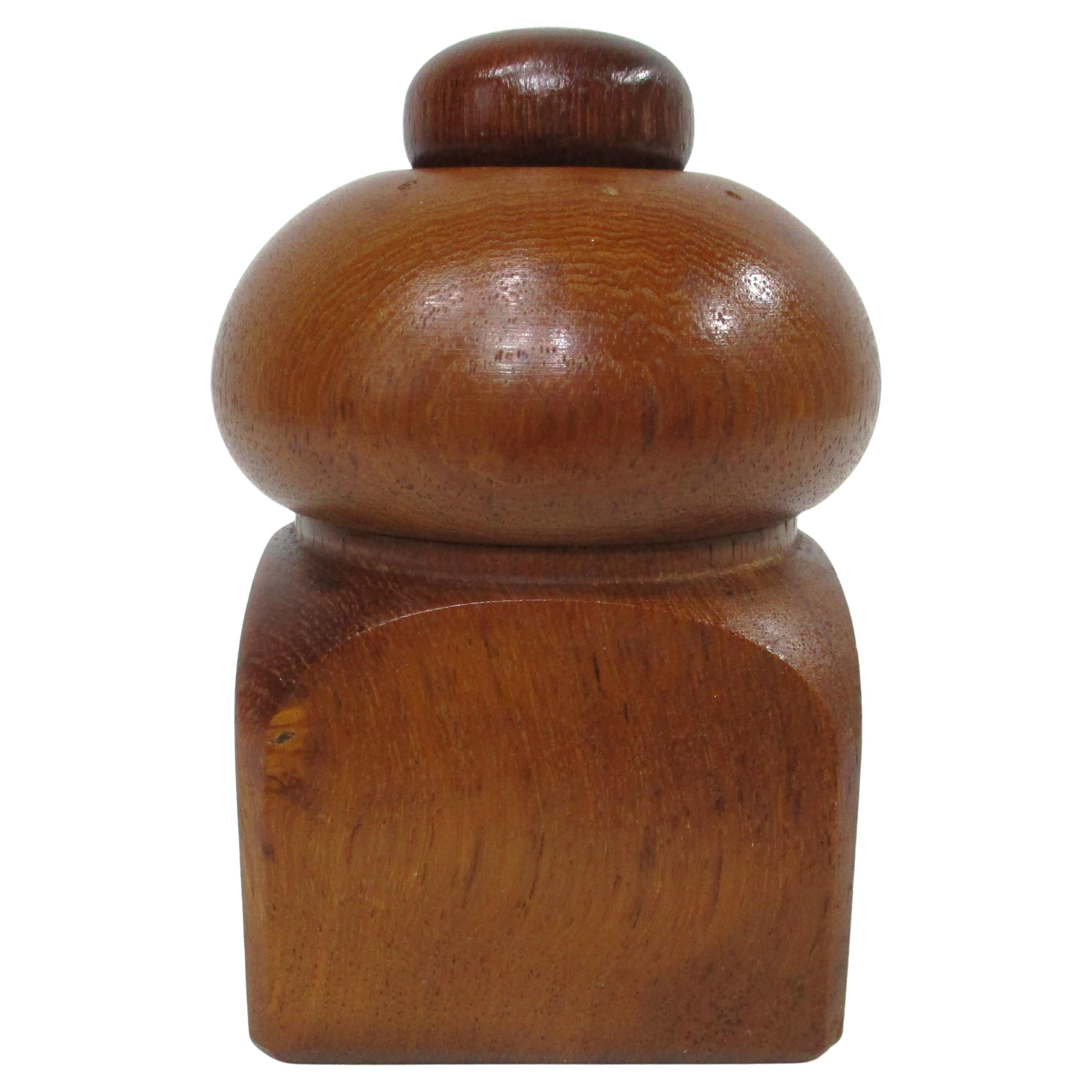 Eine skulpturale Salz- und Pfeffermühle aus Teakholz, entworfen von der Ikone des dänischen Mid Century Designers Jens Quistgaard. Ein einzigartiges und schönes Stück, das man auf jeden Esstisch stellen oder einfach nur ausstellen kann. Hergestellt