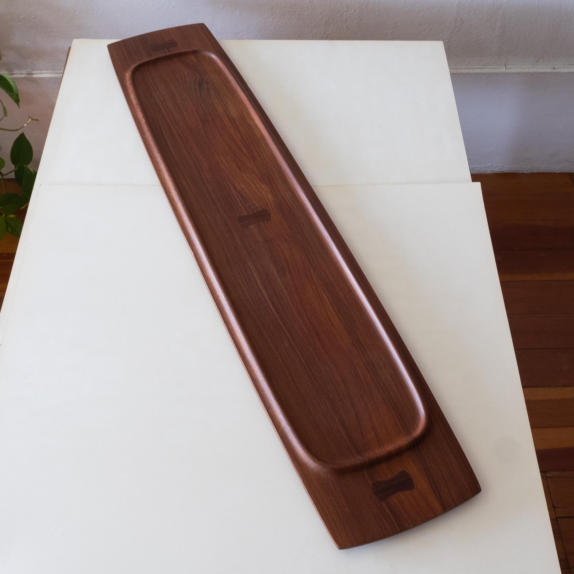 Large and rare double sided tray model 1651 designed by Jens Quistgaard for the Dansk rare woods line. Finely carved with butterfly joinery. Made from exotic Pao Rosa wood. This is the longest tray made by Dansk. Denmark, 1960s.