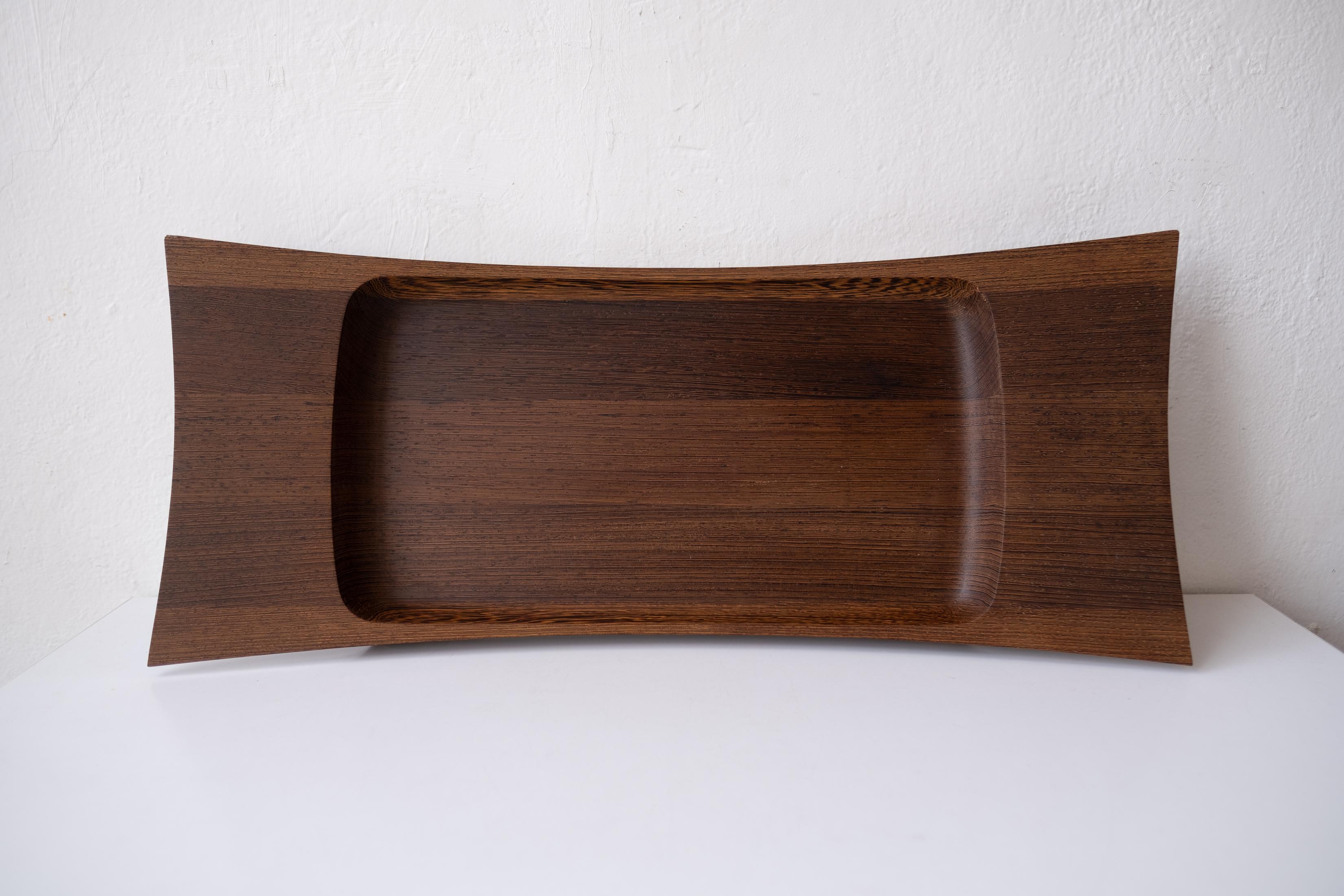 Grand et rare plateau en wengé conçu par Jens Quistgaard pour la ligne Dansk rare woods. Introduite en 1961, la ligne Rare Woods était composée des meilleurs designs et matériaux. 

Dansk les a décrits :
Un bon design se nourrit de ses matériaux,