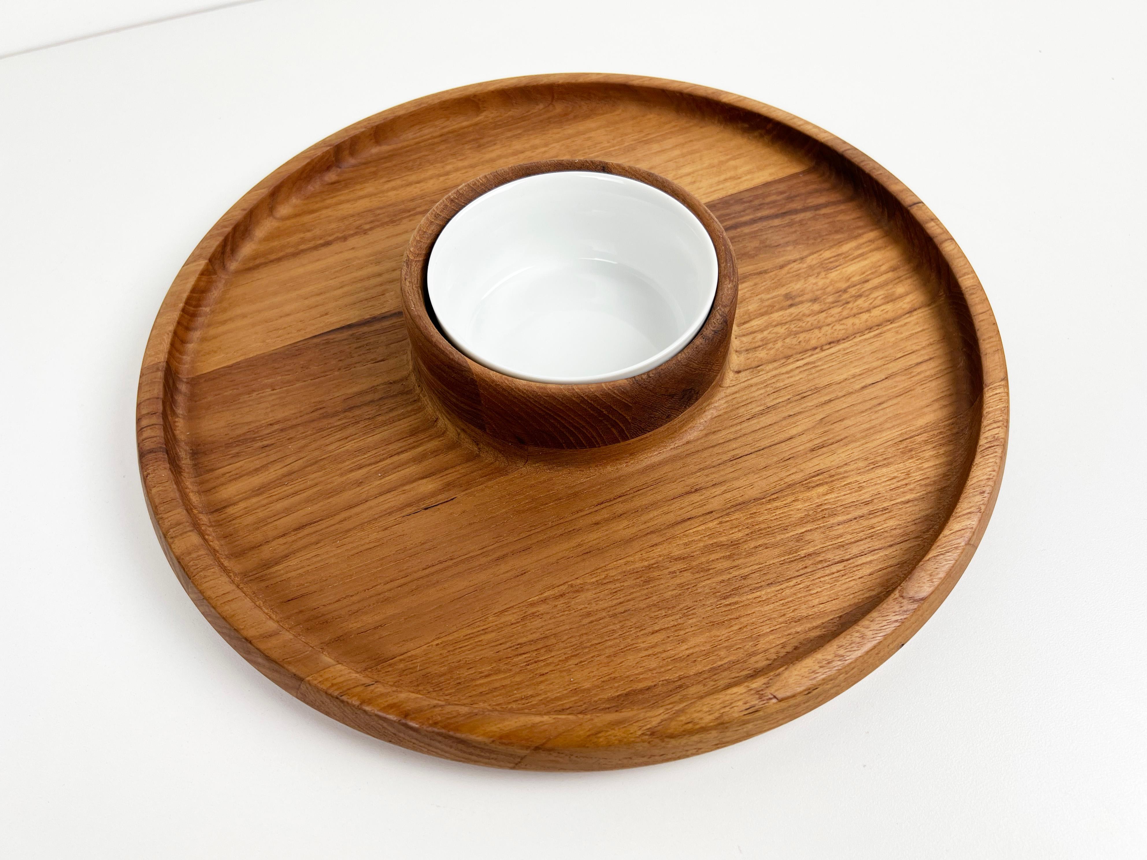 Vintage Teak serving tray with removable ceramic ramekin. Perfect for chips and salsa. 

Designer: Jens Quistgaard

Manufacturer: Dansk

Dimensions: 12.5