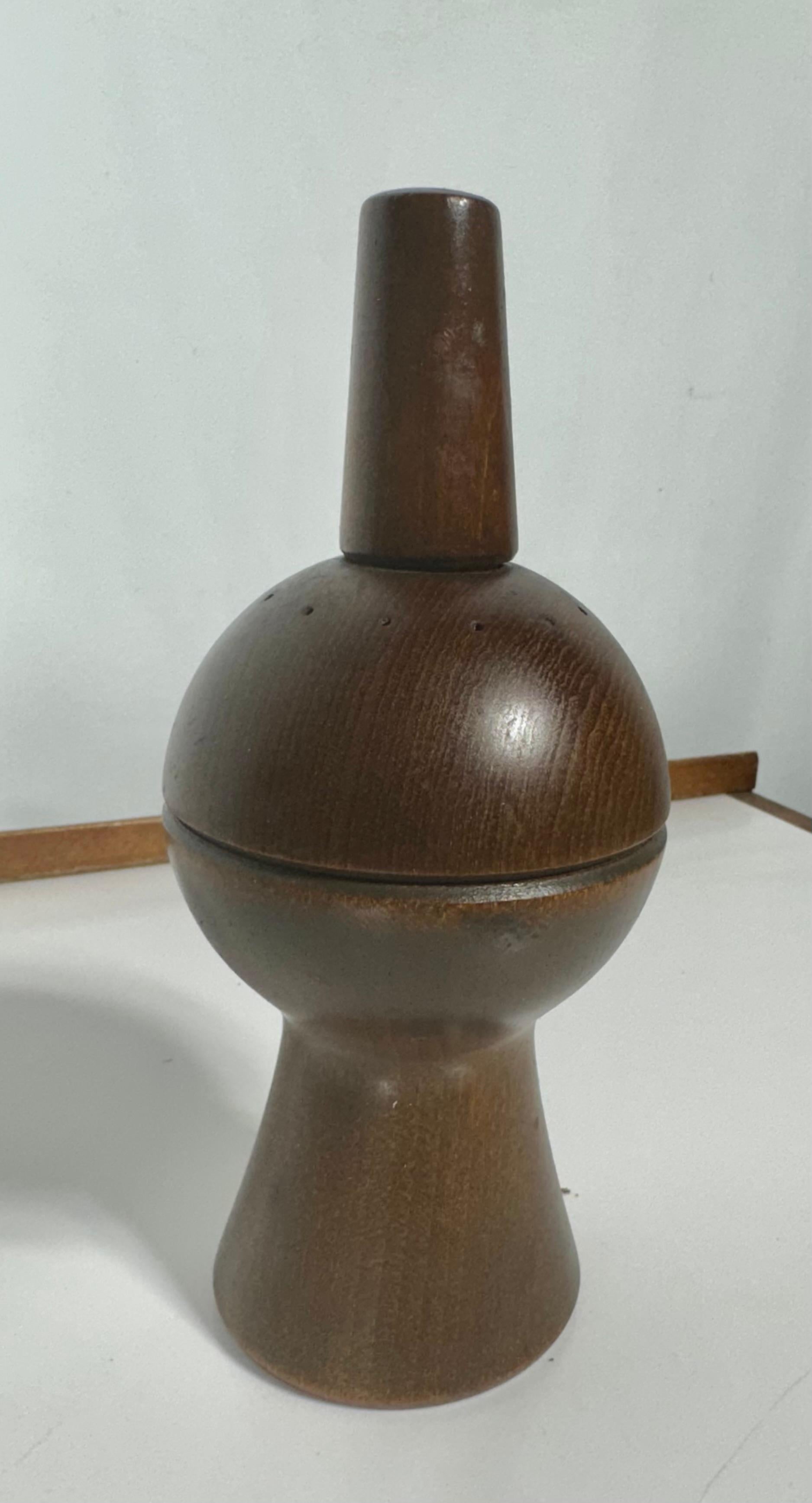 Collectional et très recherché Jens Harald Quistgaard Dansk teak pepper miil / salt shaker des années 1960. Modèle n° 855. Fabriqué au Danemark. Cette pièce, composée d'une salière et d'un moulin à poivre, a été fabriquée à la main en bois de teck