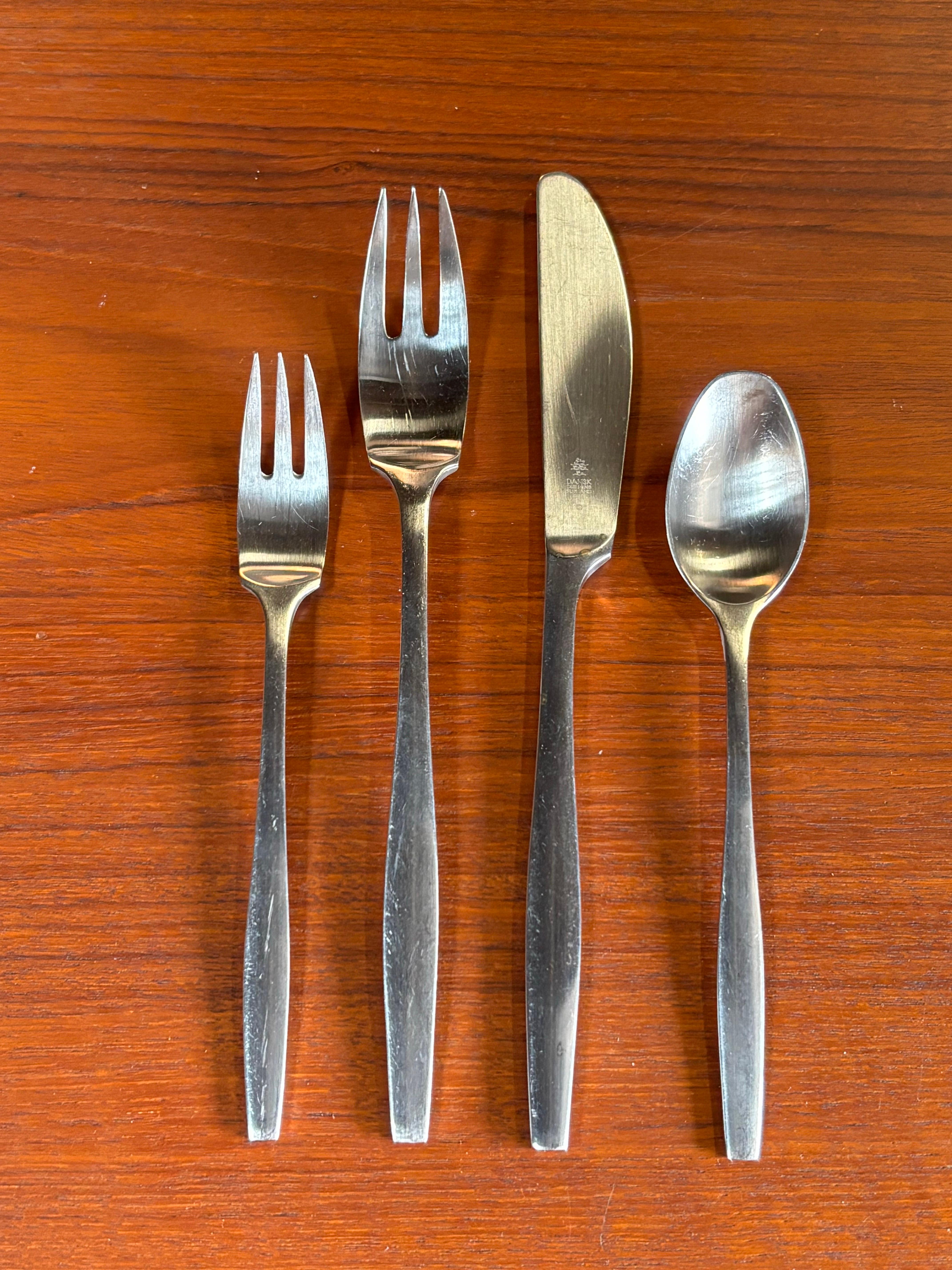 Dansk Variation V Edelstahl-Bestecksatz.  Service für 8 Personen mit der Box.  Ein weiteres großartiges Design von Quistgaard!  Dieses Set stammt aus den 1960er Jahren und ist mit 