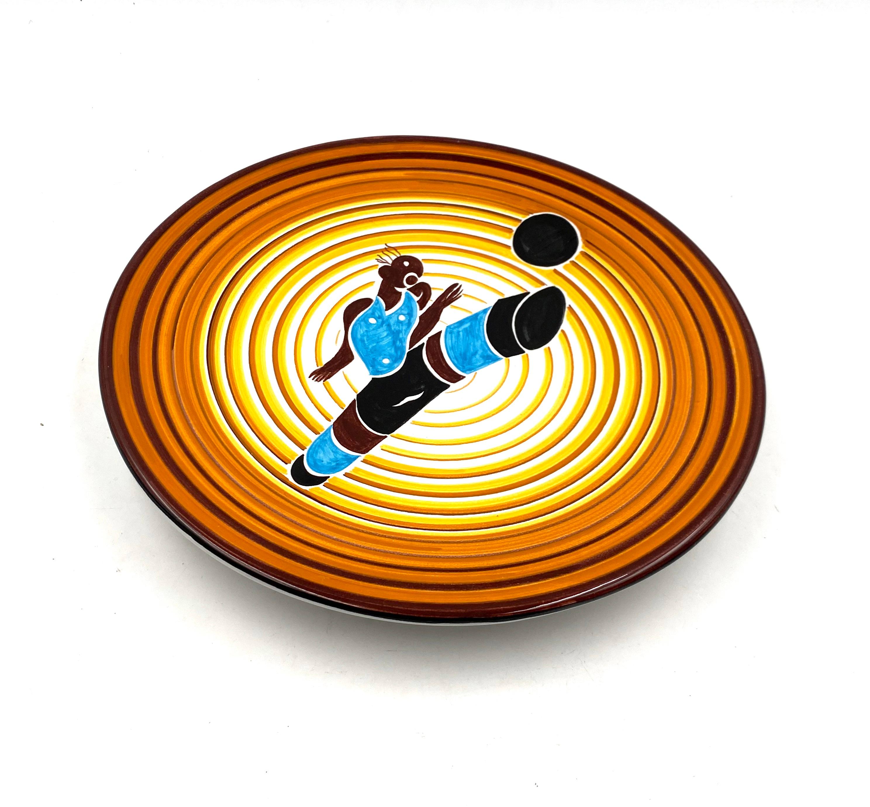 Assiette futuriste « Soccer player » de Dante Baldelli, reproduite par Fictilia, Italie 70 en vente 4
