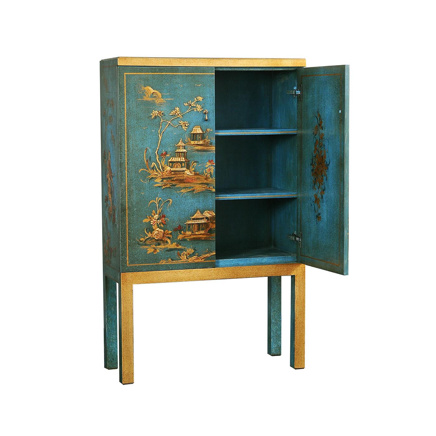 Célébrant les scénarios poétiques et les détails somptueux de la Chinoiserie, ce meuble bar en bois aux lignes épurées est un authentique chef-d'œuvre d'ébénisterie. Les décors de feuilles d'or et de rouge nuancé se détachent dans toute leur chaleur