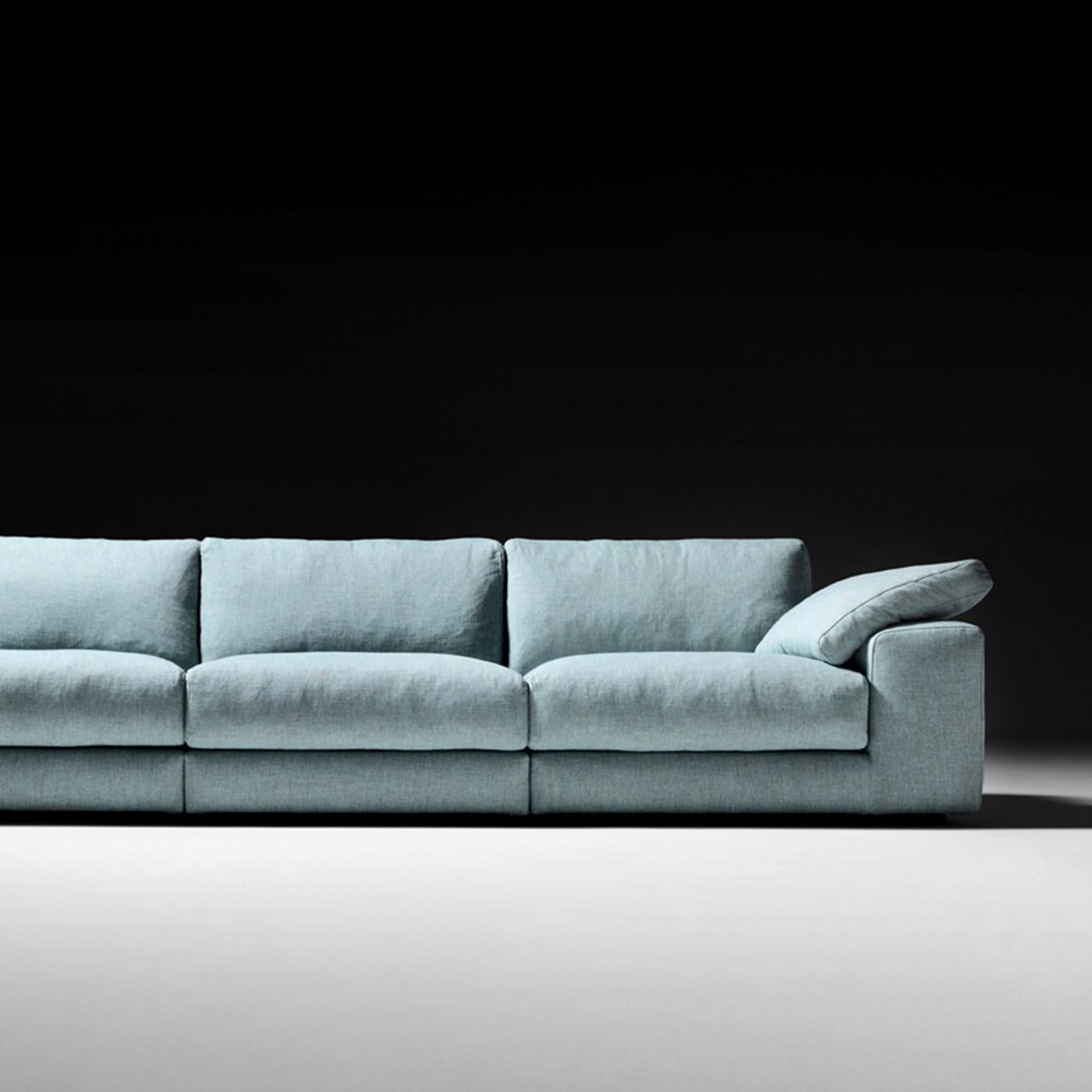 Boasting an elegant allure in its soft gray color and a simple yet imposing silhouette, this sofa comprises a structure made of poplar and fir, equipped with an elastic belt spring system, that is padded with a multi-density and highly-resistant