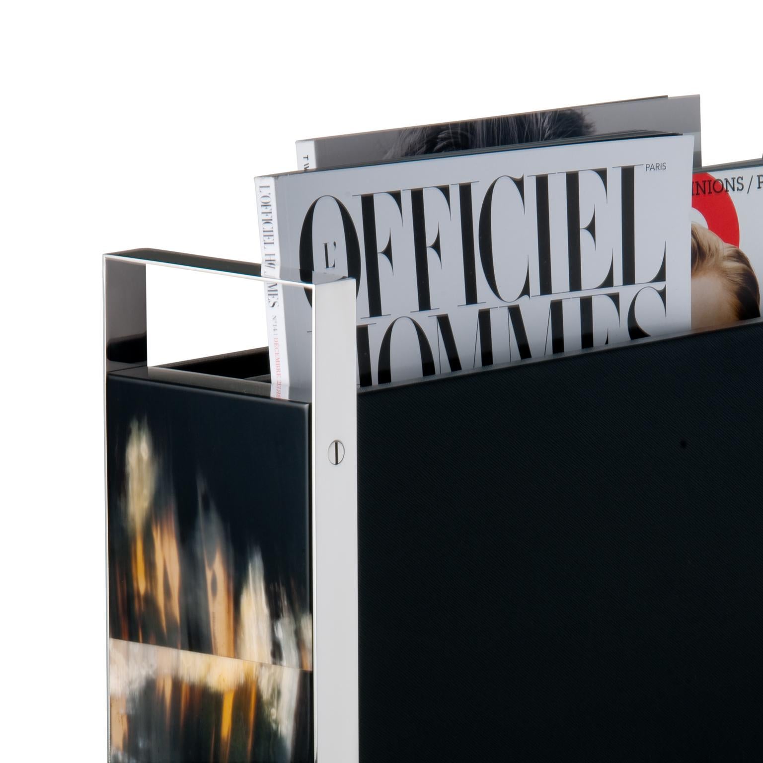 Geradlinig im Design und reich an Materialien, ist der Dante Zeitschriftenhalter eine großartige Ergänzung für Ihr Wohnzimmer oder Arbeitszimmer. Das Regal besteht aus glänzend schwarz lackiertem Holz mit einer eleganten Innenverkleidung aus