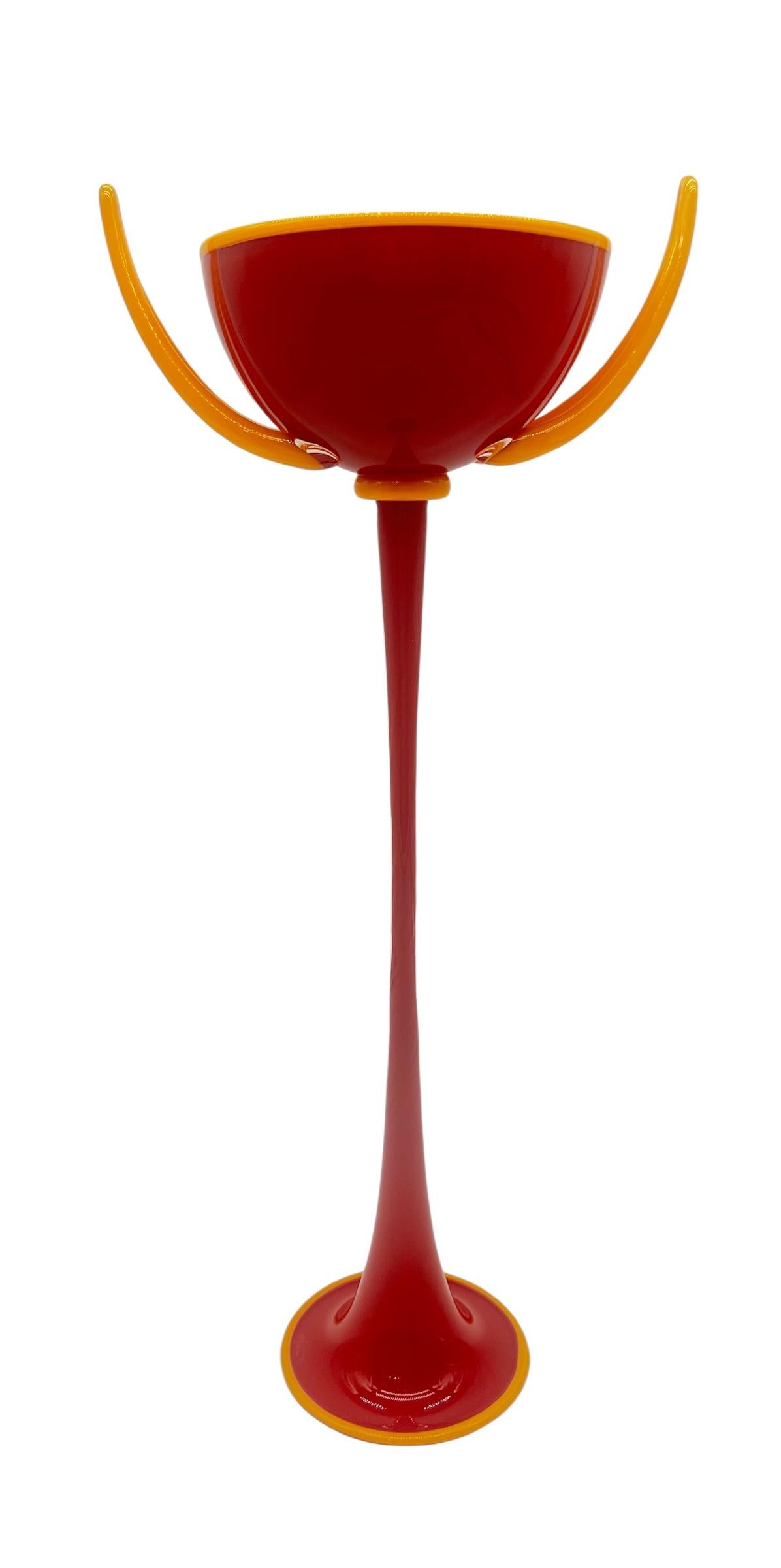 Dante Marioni Jarrón cáliz de cristal soplado a mano rojo y amarillo Firmado 2004.  Excelente estado con desgaste normal.  Sin desconchones, grietas ni reparaciones. 
