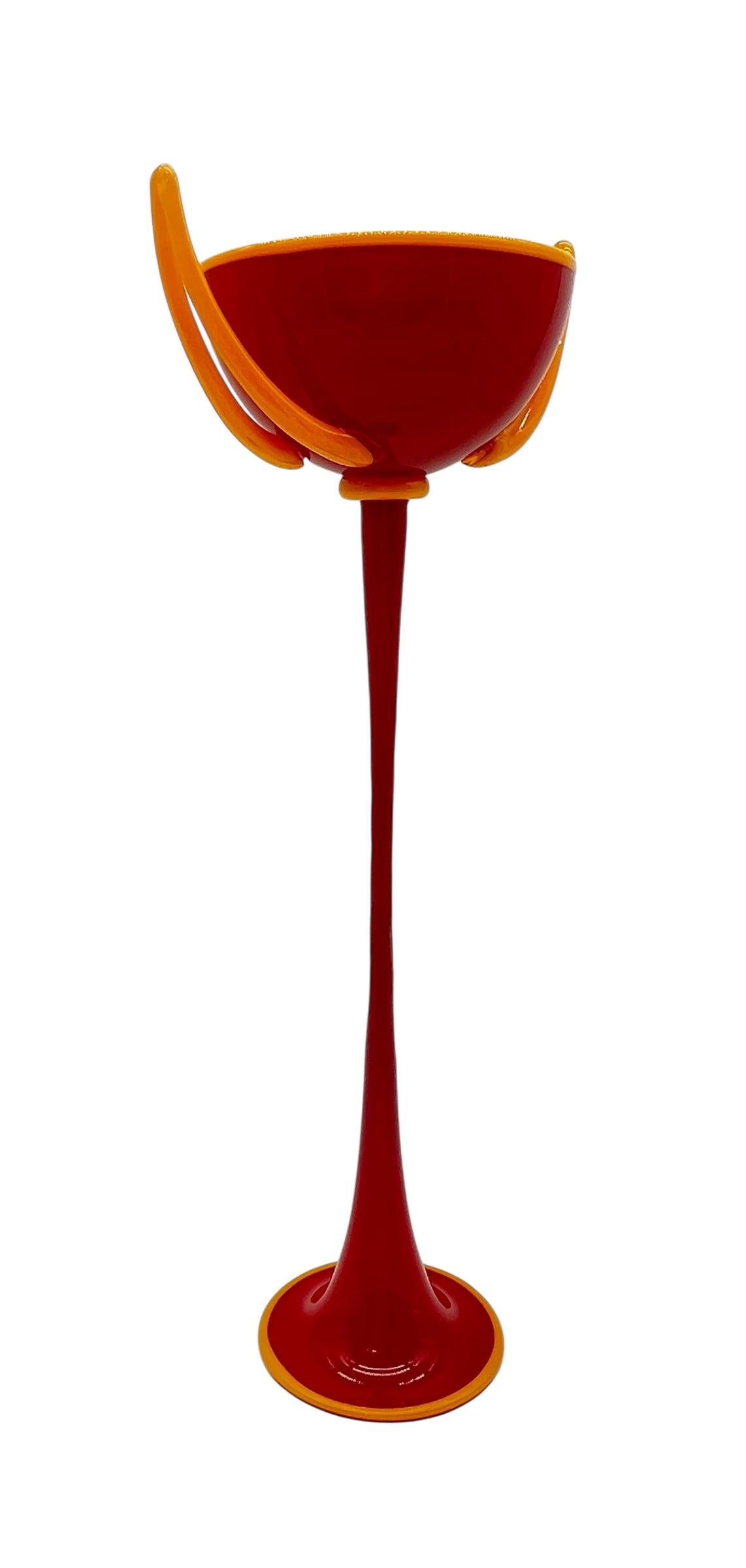 Dante Marioni Jarrón cáliz de cristal soplado a mano rojo y amarillo Firmado 2004 Hecho a mano en venta