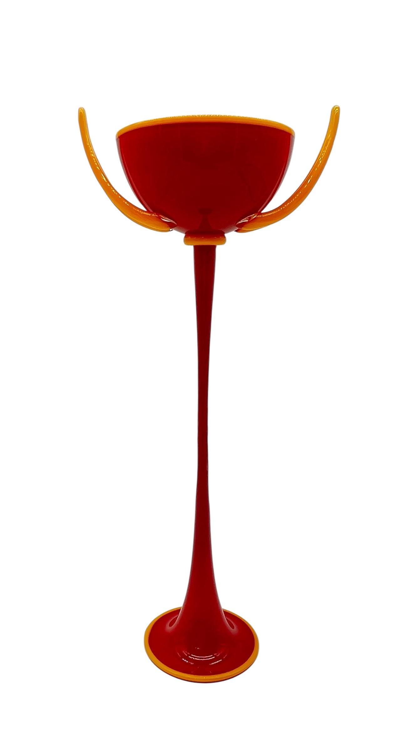 Dante Marioni Jarrón cáliz de cristal soplado a mano rojo y amarillo Firmado 2004 en Bueno estado para la venta en New York, NY