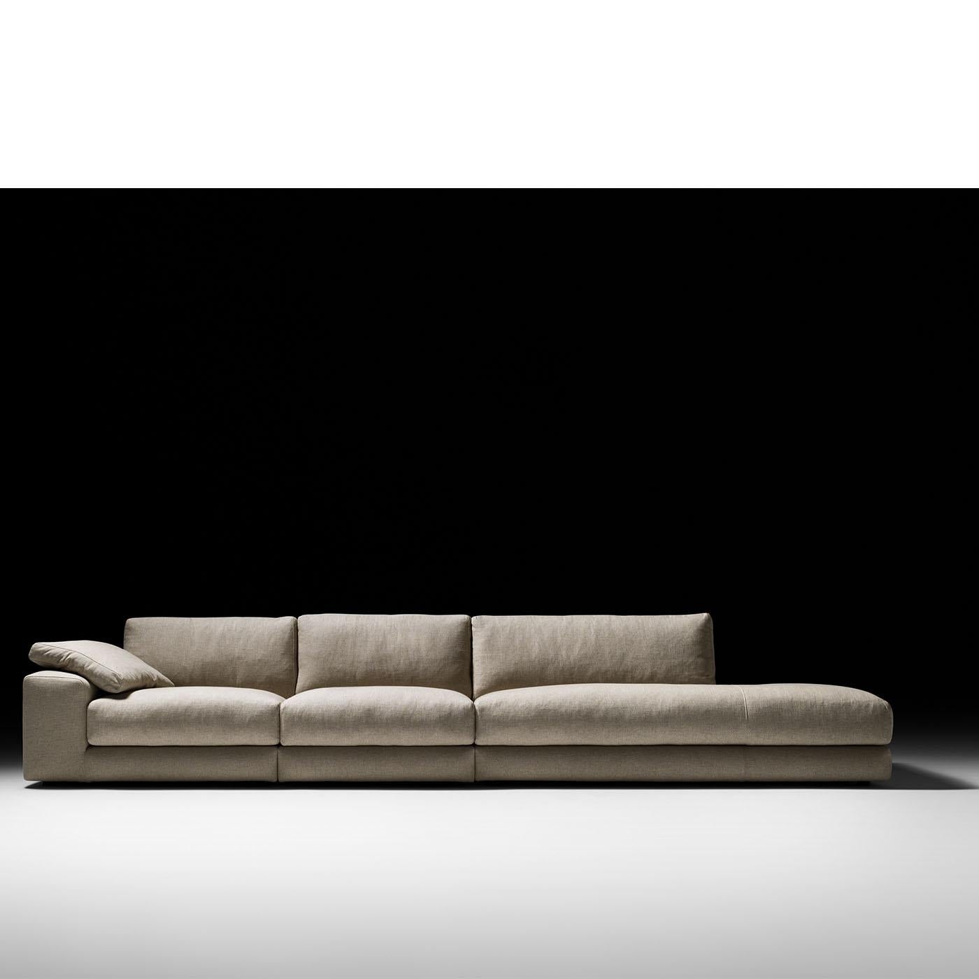 As clean in its lines as it is generous in its plumpness, this modular sofa is a majestic piece capable of maximizing the comfort of any modern living room. Expanded polyurethane, goose feathers, and 10% down organized in separate compartments