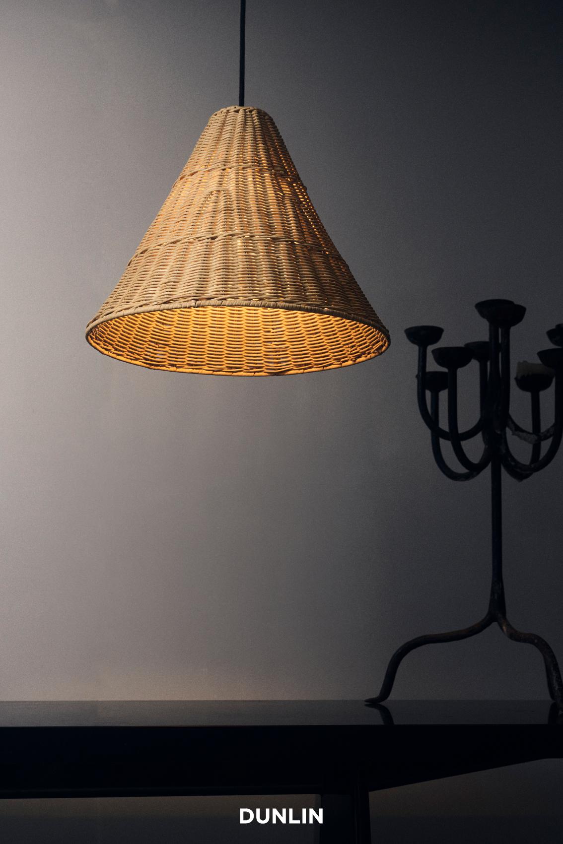 Note del designer

Ti presentiamo l'ultima novità della nostra collezione di lampade a sospensione: Dante. Questa splendida lampada a sospensione a forma di cono incarna sia la struttura che l'eleganza. Un pezzo di grande effetto, che valorizza