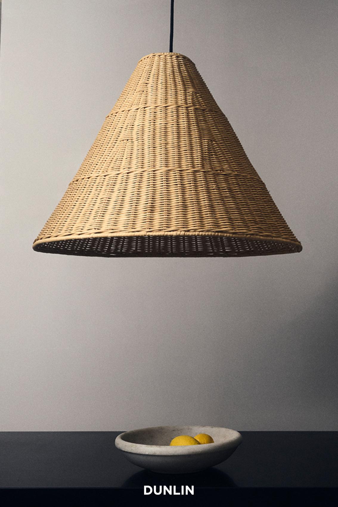 Note del designer

Ti presentiamo l'ultima novità della nostra collezione di lampade a sospensione in rattan: Dante. Questa squisita lampada a sospensione XL incarna sia la struttura che l'eleganza. Un pezzo forte che valorizza qualsiasi salotto,