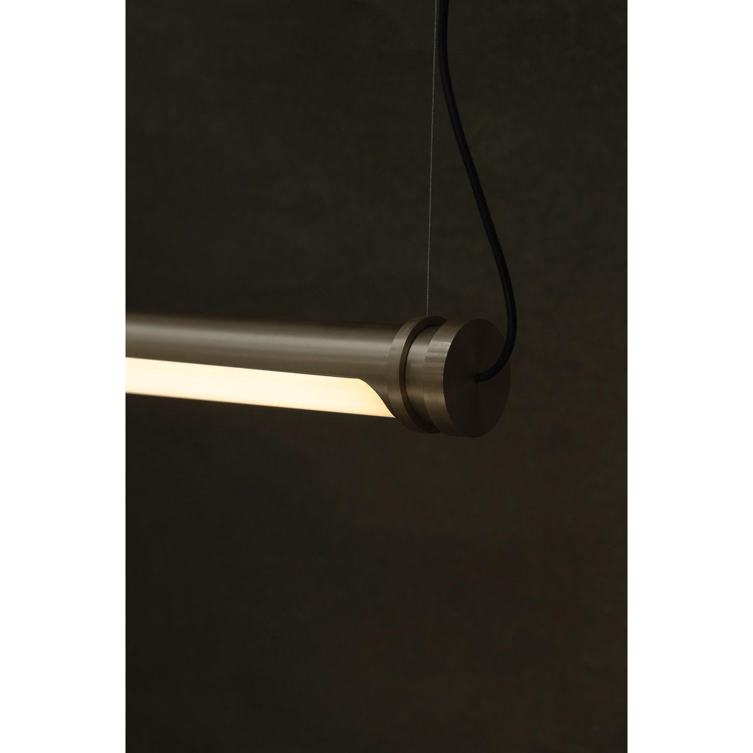 Moderno Danú 63, apparecchio a sospensione medio in ottone spazzolato di Nuumbra in vendita