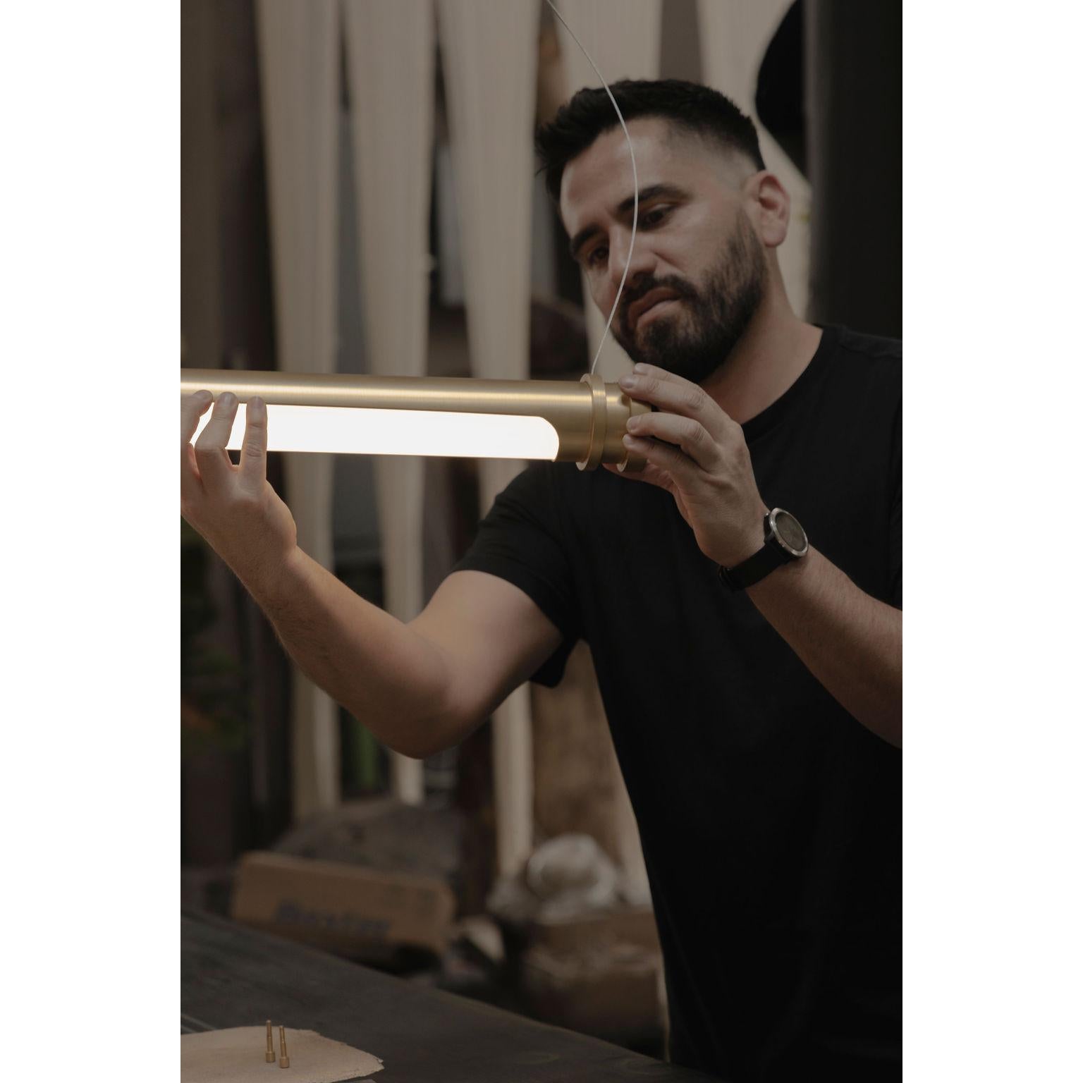 Spazzolato Danú 63, apparecchio a sospensione medio in ottone spazzolato di Nuumbra in vendita