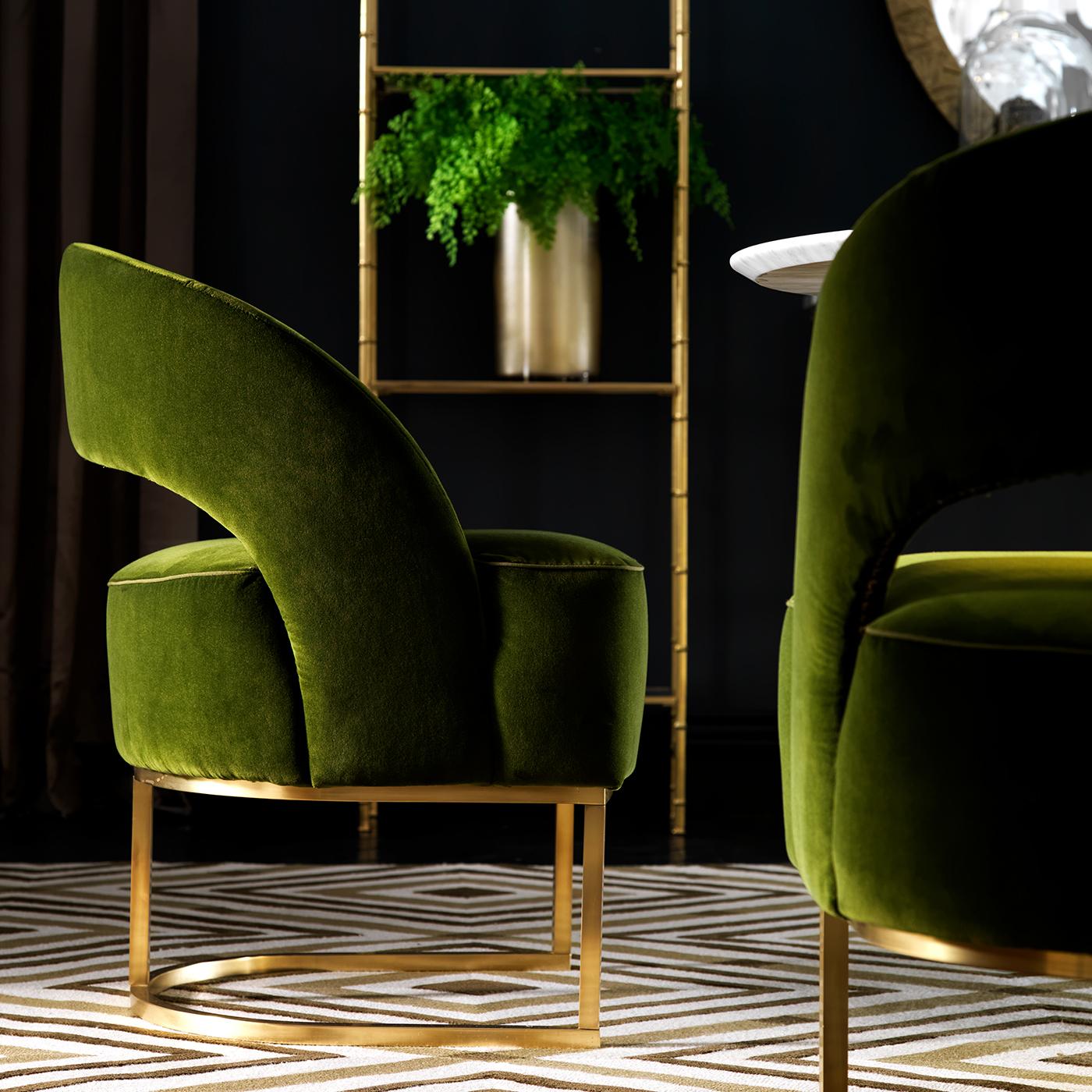 A superb object of functional decor, this armchair is comfortable and striking. Its sinuous silhouette, combining a light base, a cut-out backrest, and a thick seat cushion, is visually imposing and will make a statement in a modern interior, thanks
