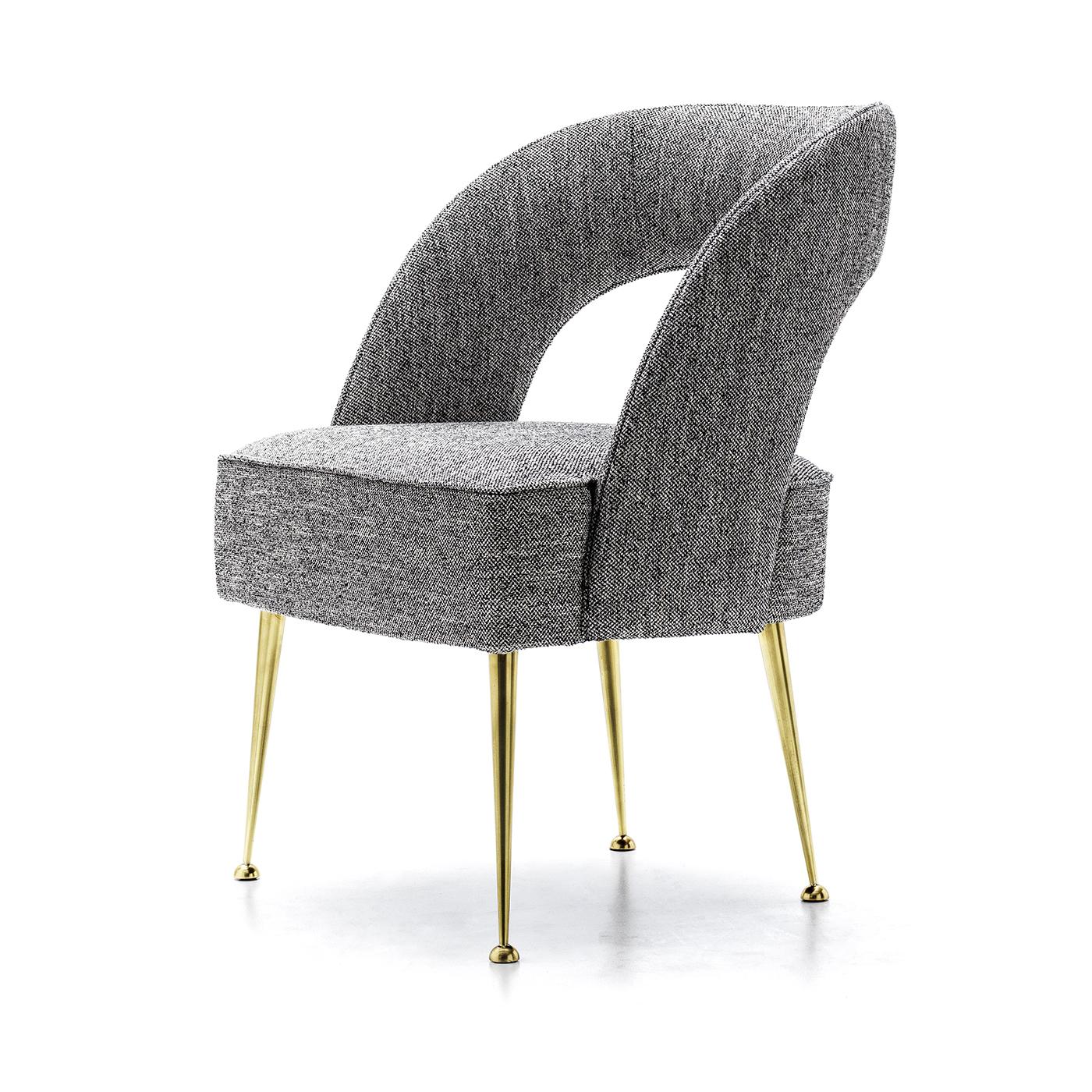Der Danu Lounge Chair ist ein poliertes Stück mit Stoffbezug und luxuriösen Messingbeinen. Es ist ein fantastisches Werk, das sich überall einfügt, von neuen, modernen Häusern bis hin zu klassischen Wohnräumen. Der bequeme Sitzkomfort und die