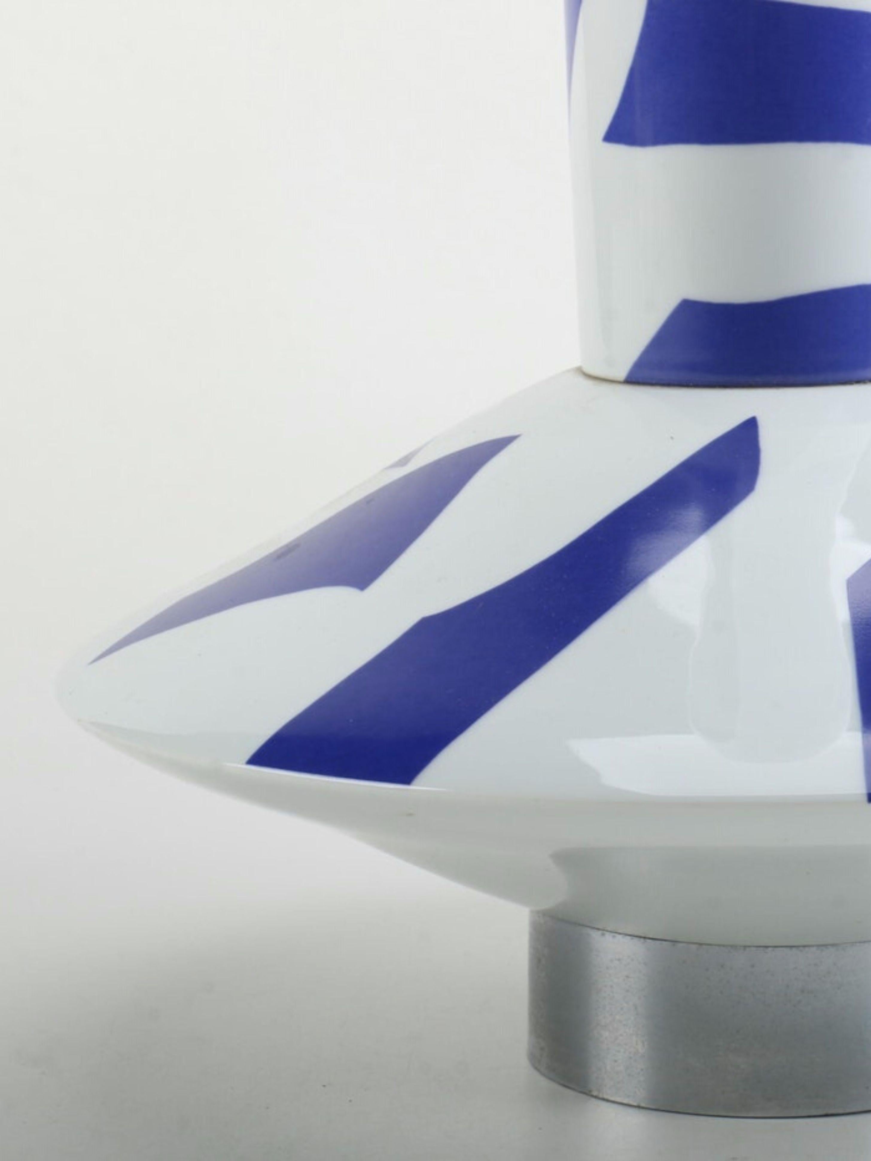 Lampe de table en porcelaine émaillée, modèle créé dans les années 1970
Signé 