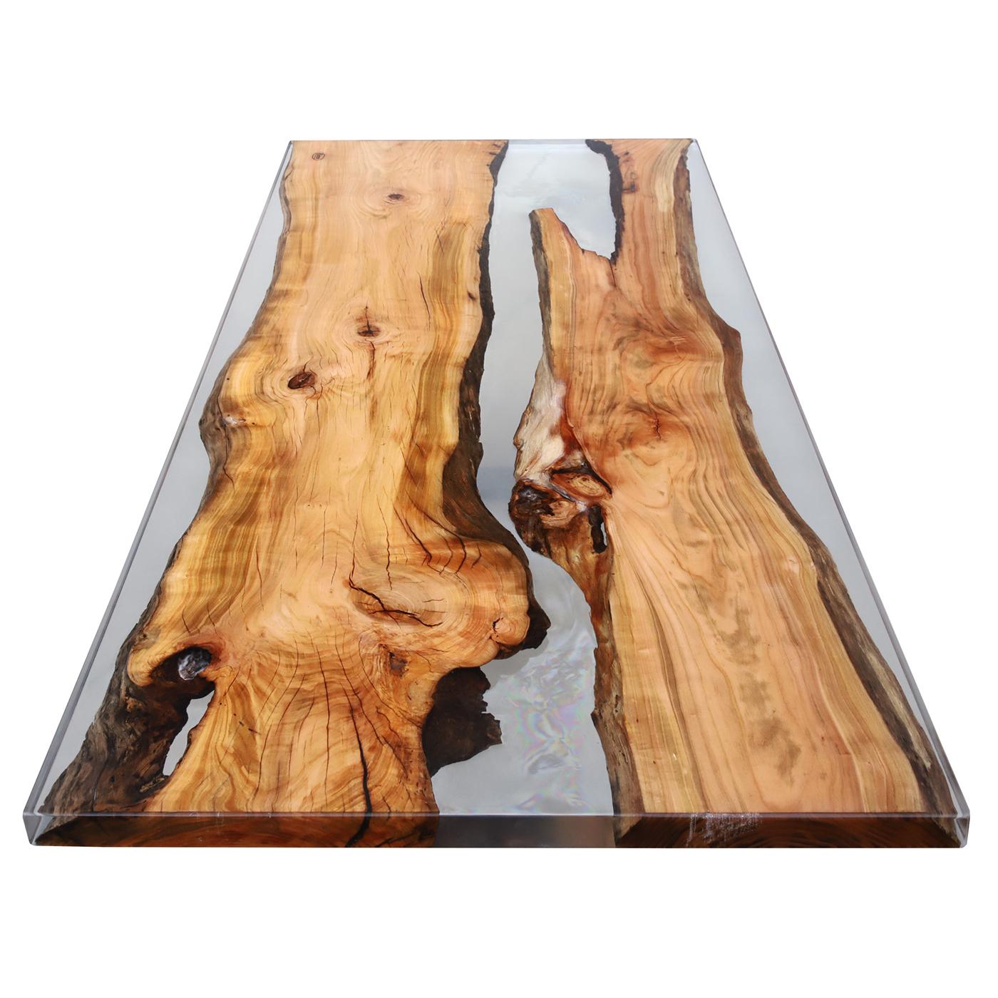 This very elegant dining table, also commonly known as Rivertable, is characterized by two chestnut wood boards, a central river of transparent resin that crosses them and gunmetal gray finished legs. The product lends itself to be customized