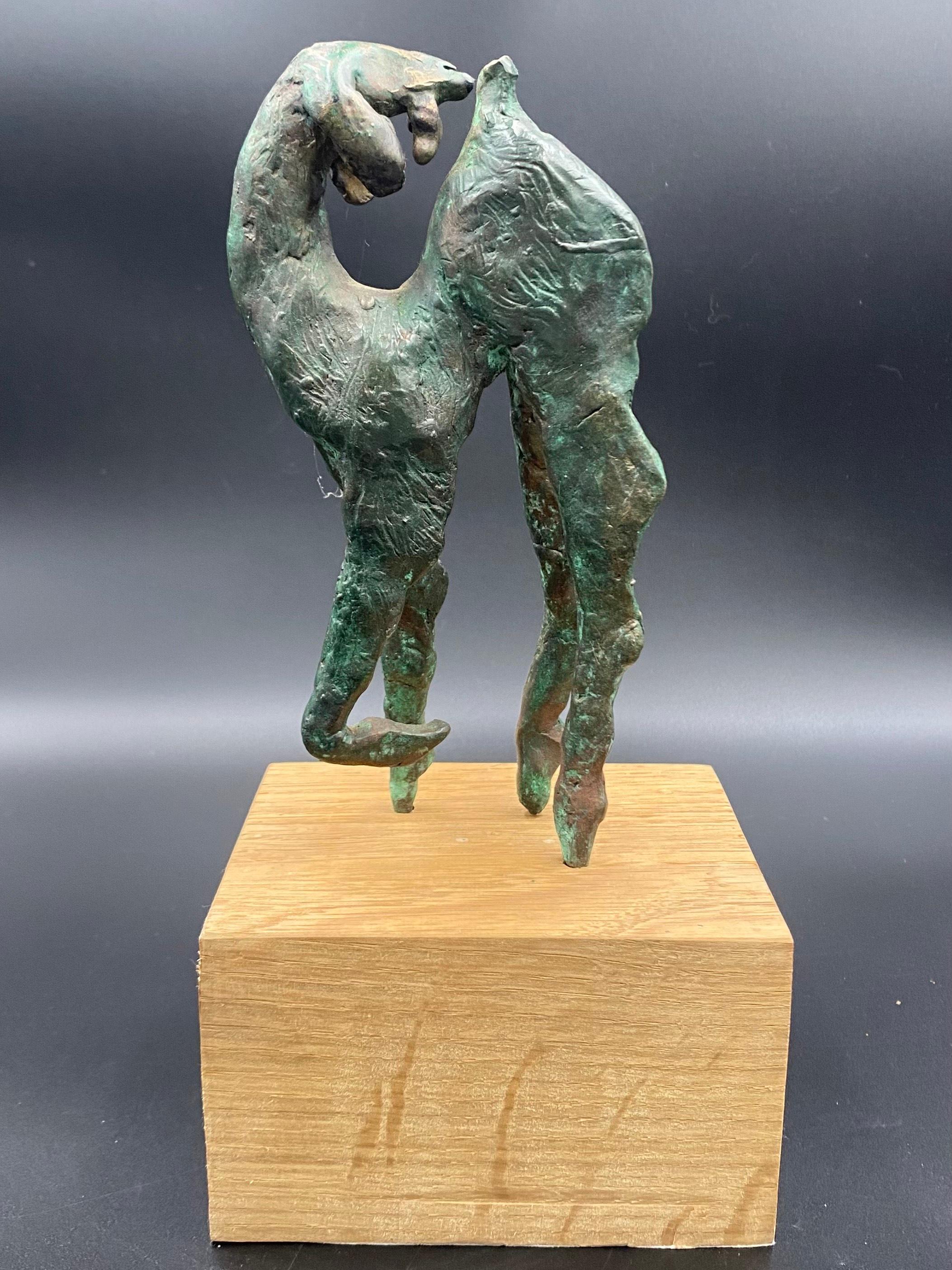 Sguardo all'indietro, capra contemporanea in bronzo - Figurative Sculpture Oro di Danusia Wurm