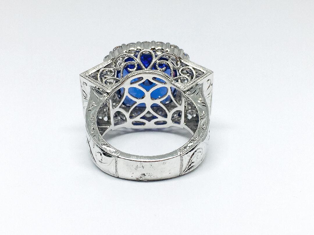 18 K Gold 12.33 Carat Tanzanite and 2.10 Carat Diamonds Ring In New Condition For Sale In New York, NY