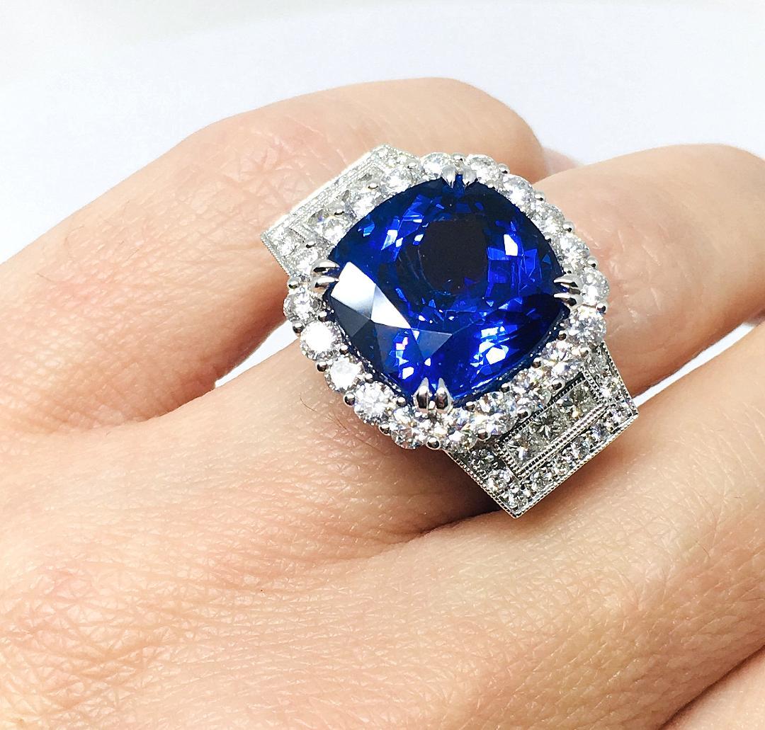 18 K Gold 12.33 Carat Tanzanite and 2.10 Carat Diamonds Ring For Sale 4