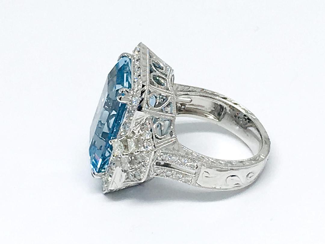 18 Karat Gold 13.22 Carat Aquamarine and 1.70 Carat Diamond Ring In New Condition For Sale In New York, NY
