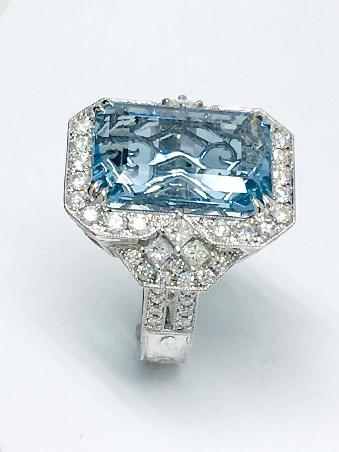 18 Karat Gold 13.22 Carat Aquamarine and 1.70 Carat Diamond Ring For Sale 2