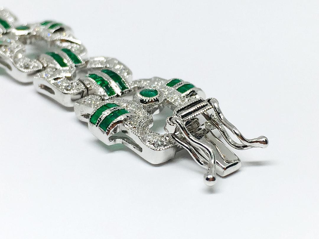 18 Karat Gold 3.19 Carat Emerald and 1.51 Carat Diamond Bracelet In New Condition For Sale In New York, NY
