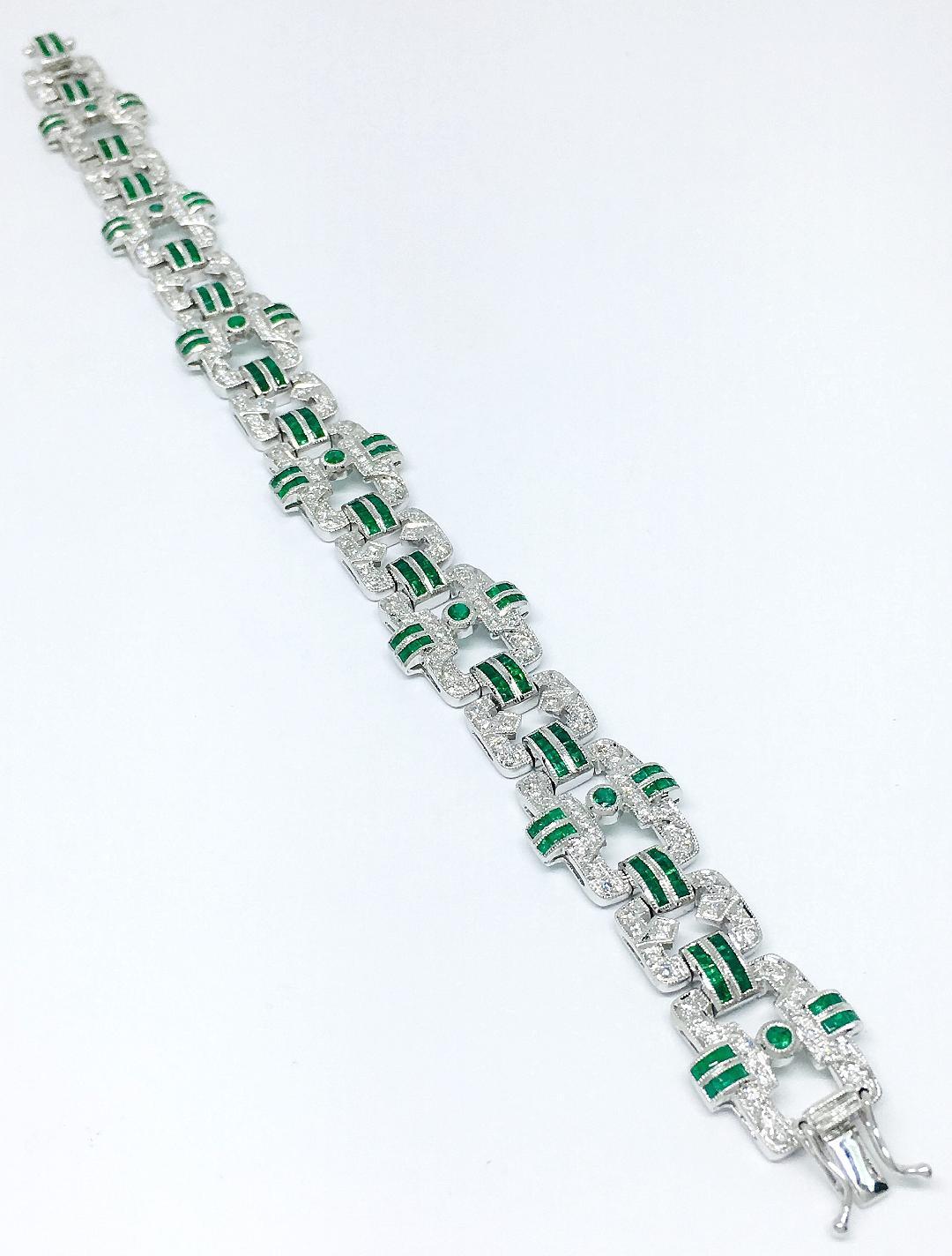 Women's 18 Karat Gold 3.19 Carat Emerald and 1.51 Carat Diamond Bracelet For Sale