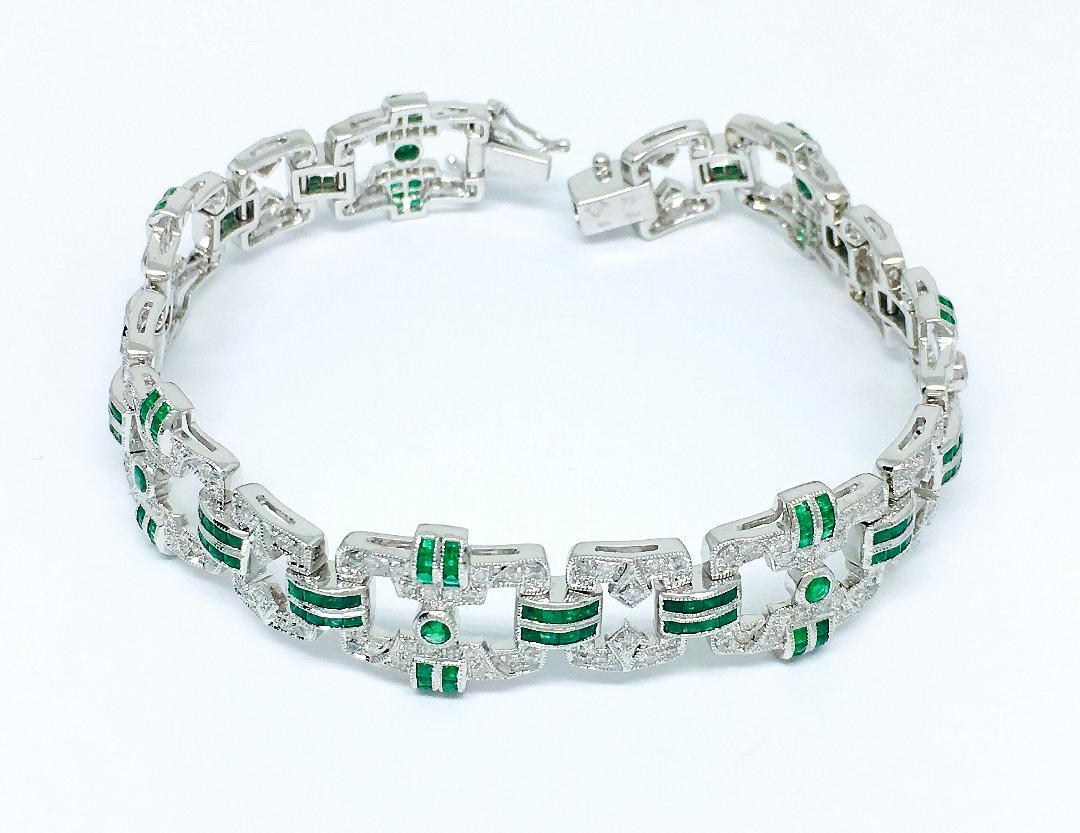 18 Karat Gold 3.19 Carat Emerald and 1.51 Carat Diamond Bracelet For Sale 1