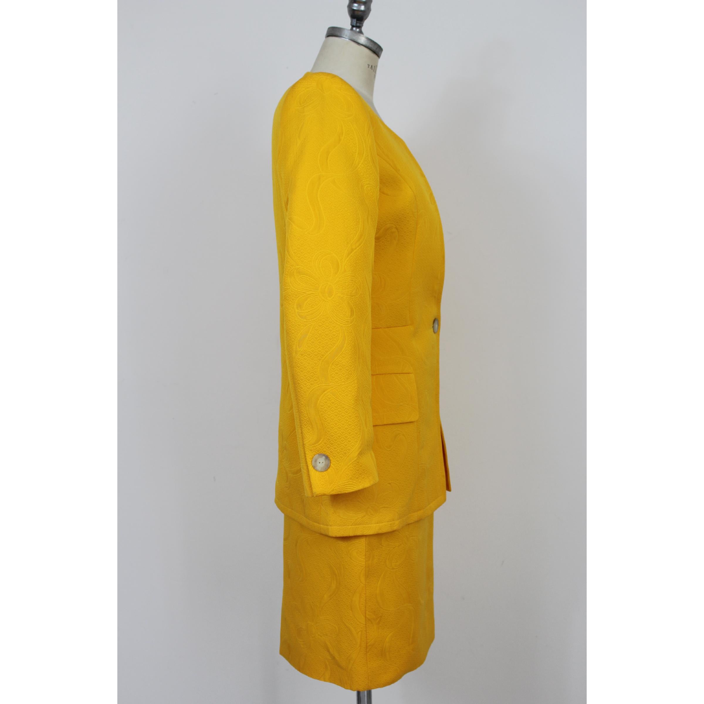 Jaune Dany Jupe de tailleur à fleurs en damas de coton jaune, années 1970 en vente