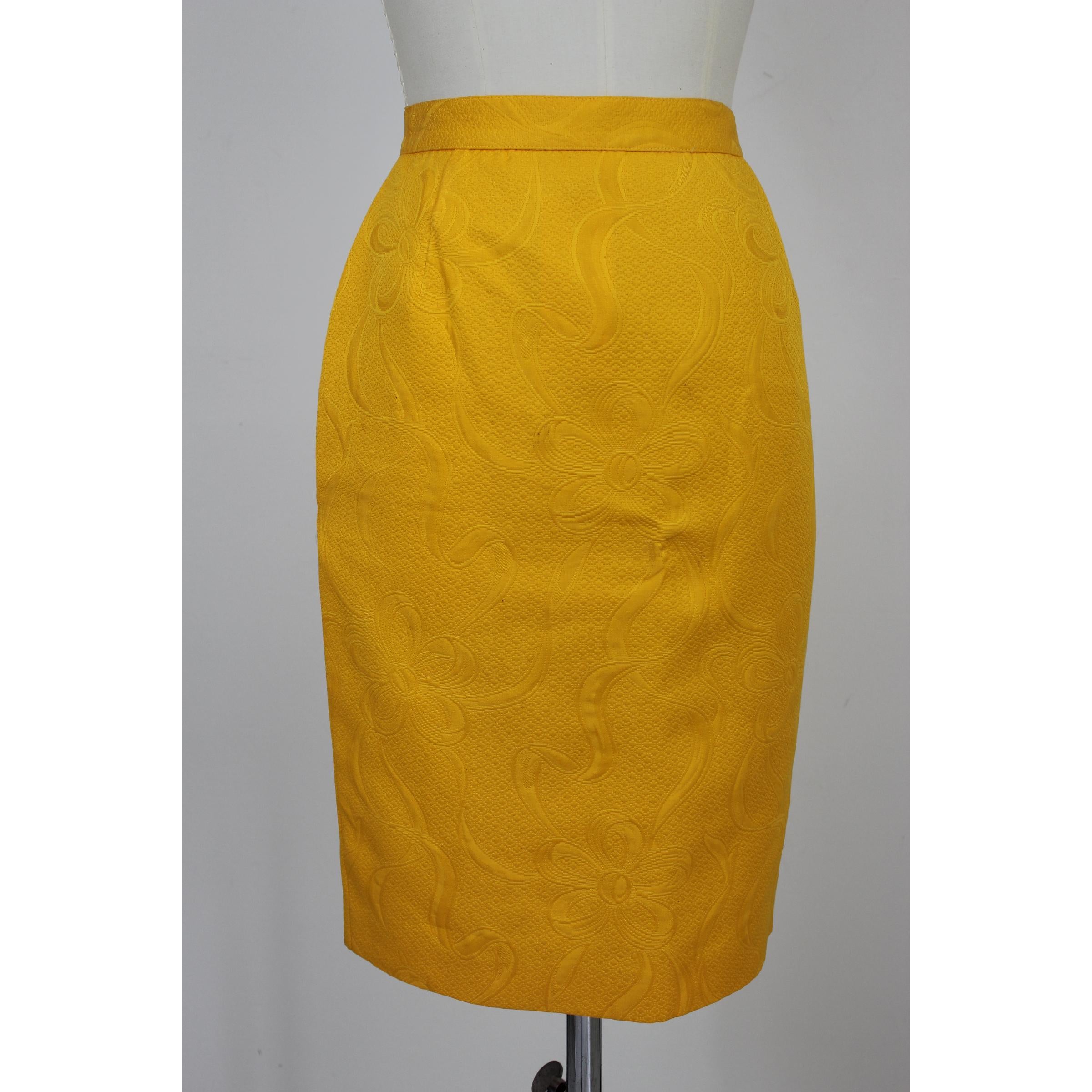Dany Jupe de tailleur à fleurs en damas de coton jaune, années 1970 en vente 2